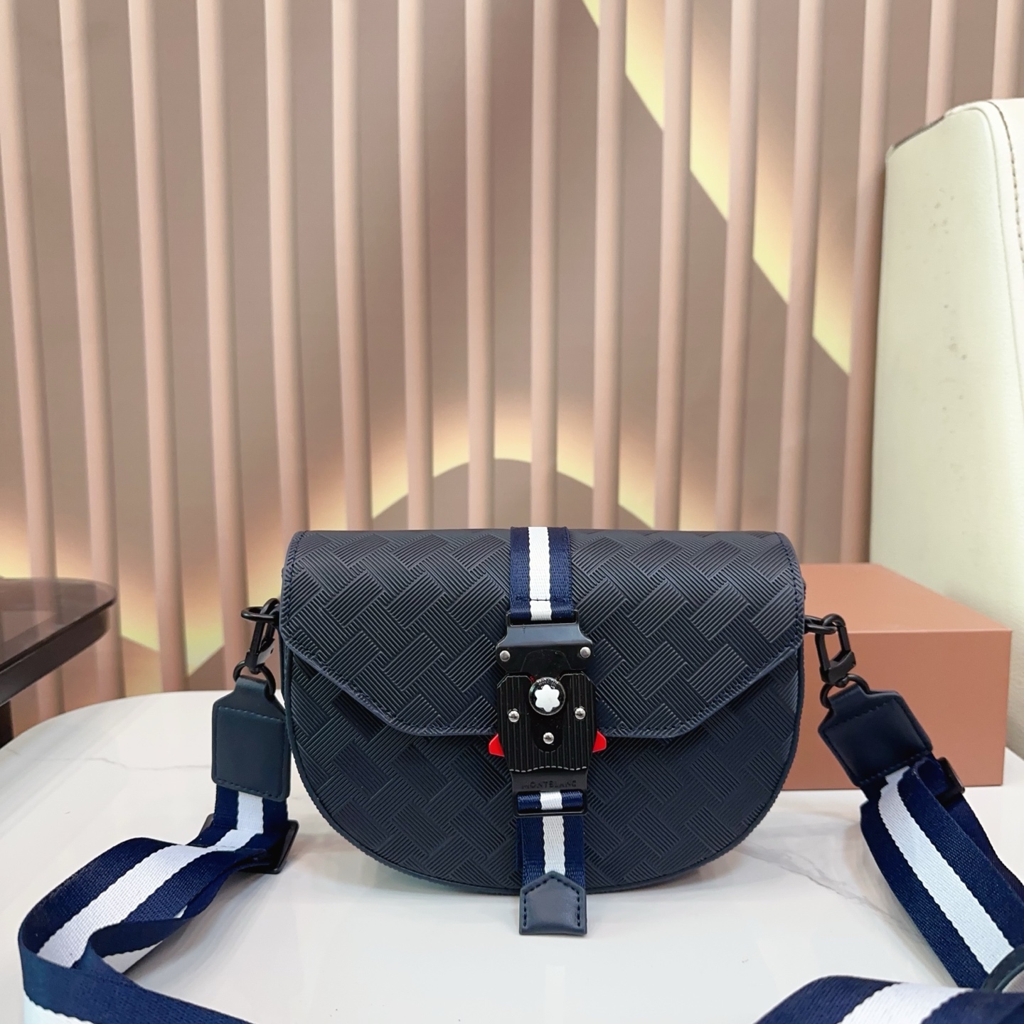 P300 Gift Box | Mont Blanc Montblanc Official Website Synchronization High Version Cross-body Shoulder Bag Timeless Iconic Product Pure Single Cowhide Top-notch Hardware Production Non-market Ordinary Version This Year’s Favorite Style All Real Shots Very High Practicality No Need To Worry About Dressing At All Specifications: 21×13x6 Nb