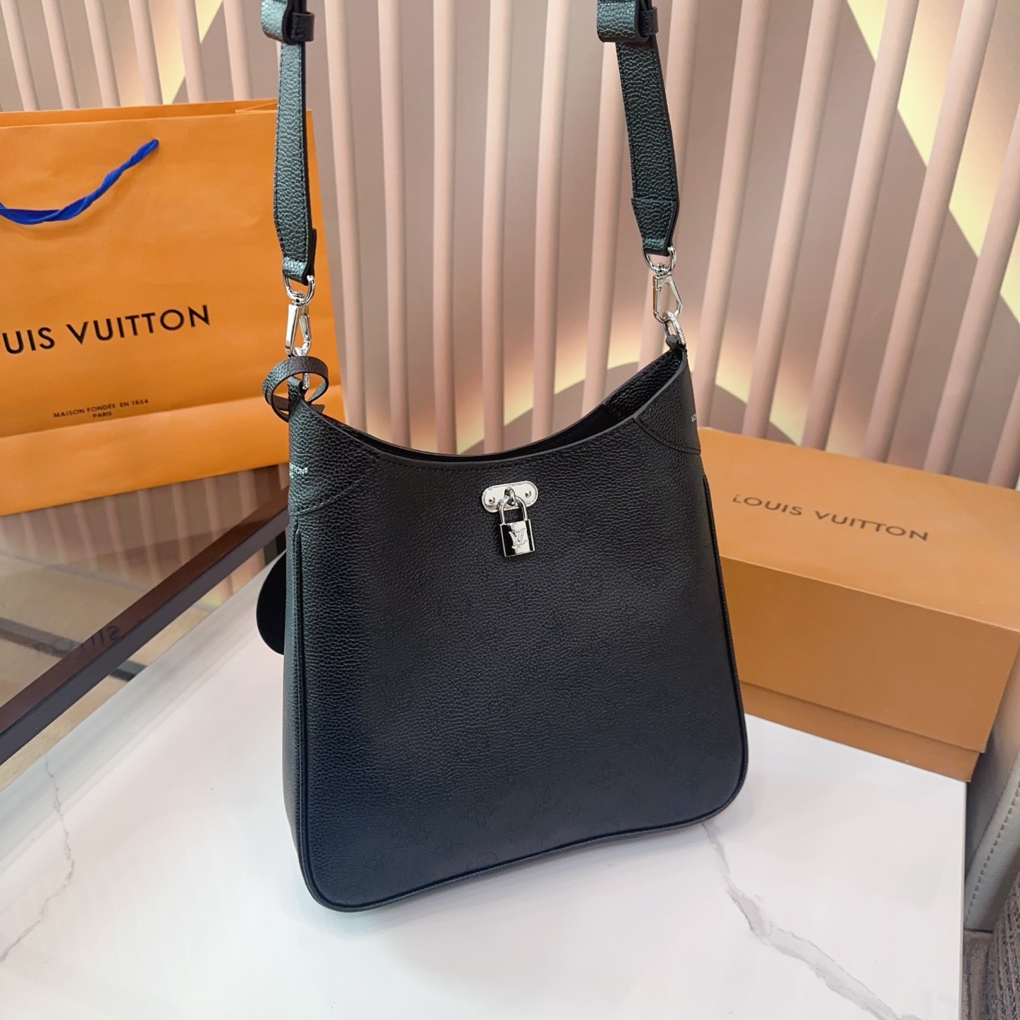 P255 Full Set Of Packaging | | Size: 30×26 | Lv Louis Vuitton's New Autumn And Winter All Around Handbag | Round And Versatile, With A Large Capacity 🉑️ | Paired With Classic Dark Flower Monogram | It Is Simply A Walking French Style Xb