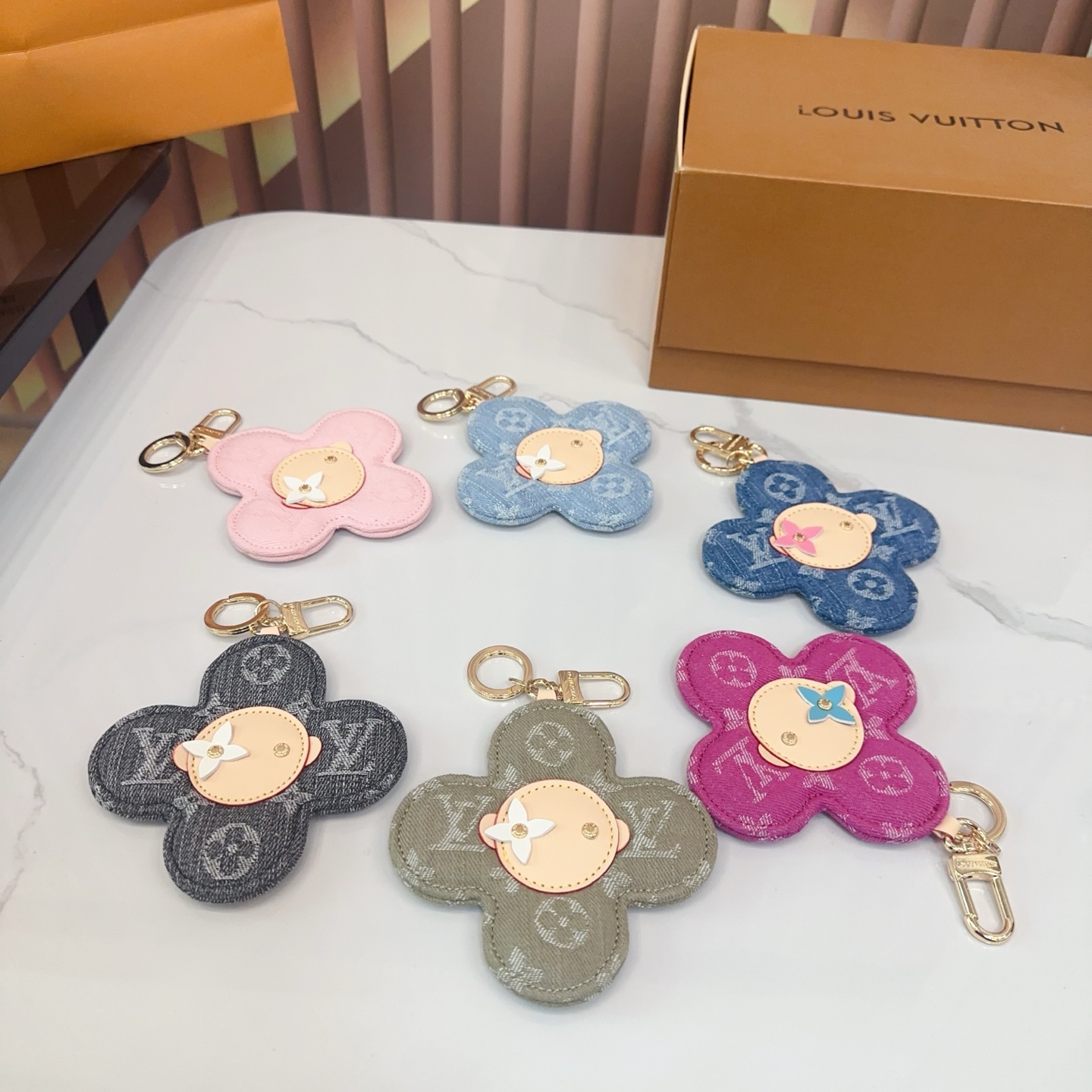 ​P90 | Lv Monogram Flower Pendant​​ Lv Monogram Flower Pendant, Classic Monogram Canvas + Colorful Printing, With Natural Cowhide Stamens, Embellished With Central Metal Rivets, Exquisite And Recognizable. The Metal Keychain Design Looks Great When Hanging On A Bag Or Key, It Is Practical And Fashionable The Flower Shape Is Inspired By Nature And Full Of Artistic Sense. It Is One Of The Classic Elements Of Lv And Is Suitable For Daily Matching Or Gift Giving.yh
