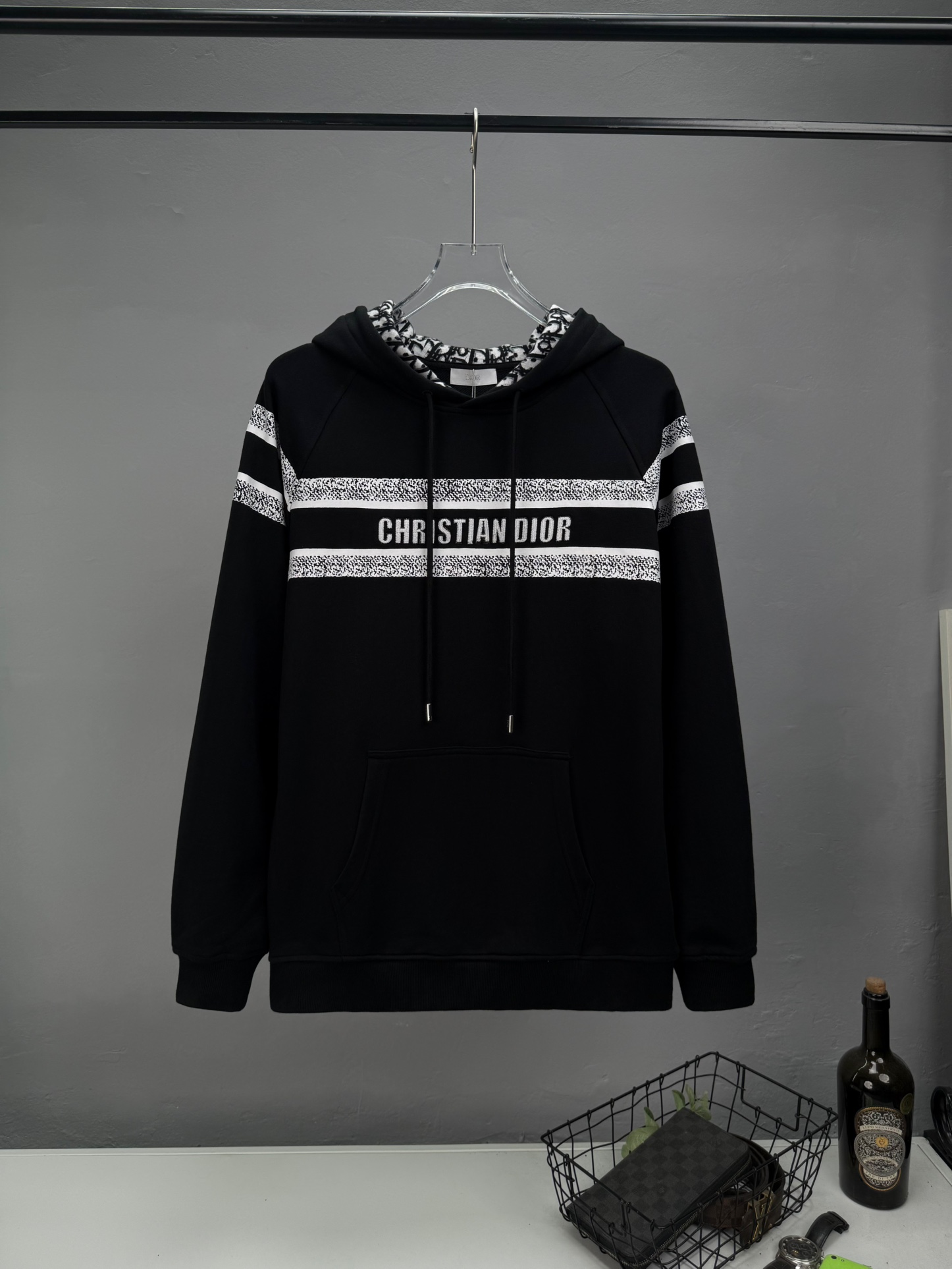 NO:601037,Dior 480g hooded sweatshirt, classic return, internal testing, full-print LOGO light luxury design, official synchronization, high version, high quality, fashionable personality, versatile trend, pure original quality, original fabric, hang tag, collar label, washed wheat, complete with three labels, color: black. Size SMLXL, dior, dior, hoodie, sweatshirts, hats, alexander wang19860909迪奥 Dior 480克连帽卫衣 经典回归 内测满印LOGO轻奢设计 官方同步 高版本 高品质 时尚个性 百搭潮流 纯原品质 原版面料 吊牌 领标 水洗麦 三标齐全 颜色: 黑色. 尺码SMLXL,,dior,dior,hoodie,sweatshirts,hats,alexander wang,Men's clothing