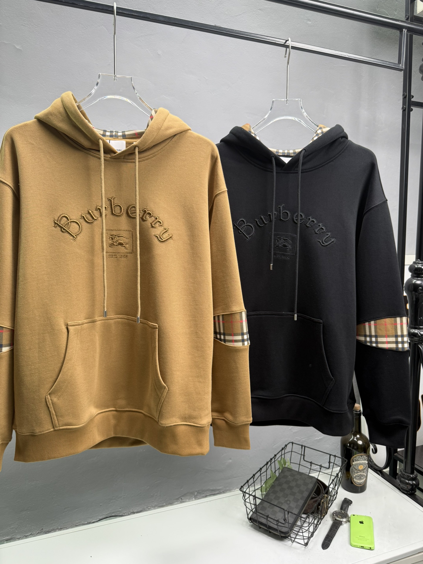 NO:601034,BURBERRYBBR Burberry slightly wide version new exclusive limited edition 25 years of the latest and most top-notch classic war horse embroidery logo exquisite heavy craftsmanship 480g washed fabric terry is the leader in the luxury world, and the B family is well-deserved. The piece I am going to talk about today, the first thing that catches the eye is the loose and comfortable two styles~~ The ribbed round neck has become the best modification of its version, while the B family has the upper body LOGO listed on the chest, and the unique pin design with spliced plaid and solid color design, which highlights the texture! Cow The most traditional modification method combined with the simplest color scale contrast forms the strongest and direct contrast, and this is often the most concise and clear minimalist modification method ~~ A nostalgic classic atmosphere also spreads in this work inadvertently! ! Coupled with the blessing of pure cotton material, both the upper body comfort and the existence are unparalleled. It can be said to be a must-have companion in summer. The excellent breathability and comfortable wearing feeling are unparalleled~ Recommended! ! Size S M L XL Color black khaki, burberry, burberry, alexander wang19860909BURBERRYBBR 巴宝莉 微宽版型 新款独家限定 25年最新最顶级 经典战马刺绣logo 精美重工艺 480克洗水面料毛圈作为奢侈界的龙头,B家可谓是当之无愧了,而今天要说的这件作品,首先映入眼帘的就是宽松舒适两大版型~~罗纹圆领成了其版型的最好修饰,而B家则是作为了上身LOGO罗列在前胸,更是拼接格子匠心独具的别针设计,采用纯色设计,更加凸显质感！牛 最为传统的修饰方式加上最为简单的色阶对比形成了最为强烈而直接的对比,而这往往又是最为简洁明了的极简修饰方式~~一种怀旧的经典气息也在此作上不经意的蔓延开来！！ 加上純棉材质的加持,无论是上身舒适度还是都是无可比拟的存在,可以说是夏日必备的良伴,优秀的透气性和舒适的穿搭感都是无可比拟的~推荐！！尺码S M L XL颜色黑色 卡其色,,burberry,burberry,alexander wang,Men's clothing