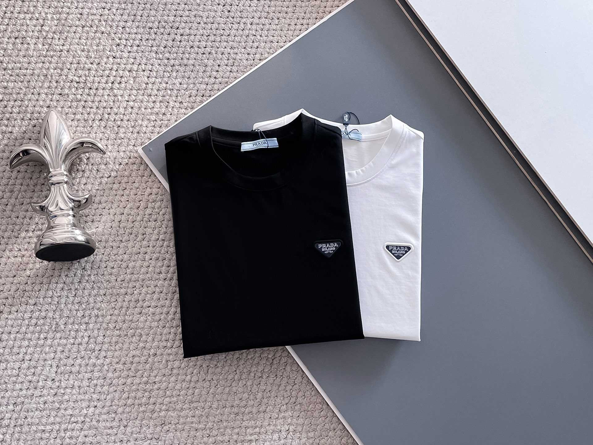 NO:133797,Prada 2025 summer new model model number 87001 code number M~3XL color black, white, prada, alexander wang19860909Prada 2025夏季新款 款号87001 码数M~3XL 颜色黑,白,,prada,alexander wang,Men's clothing