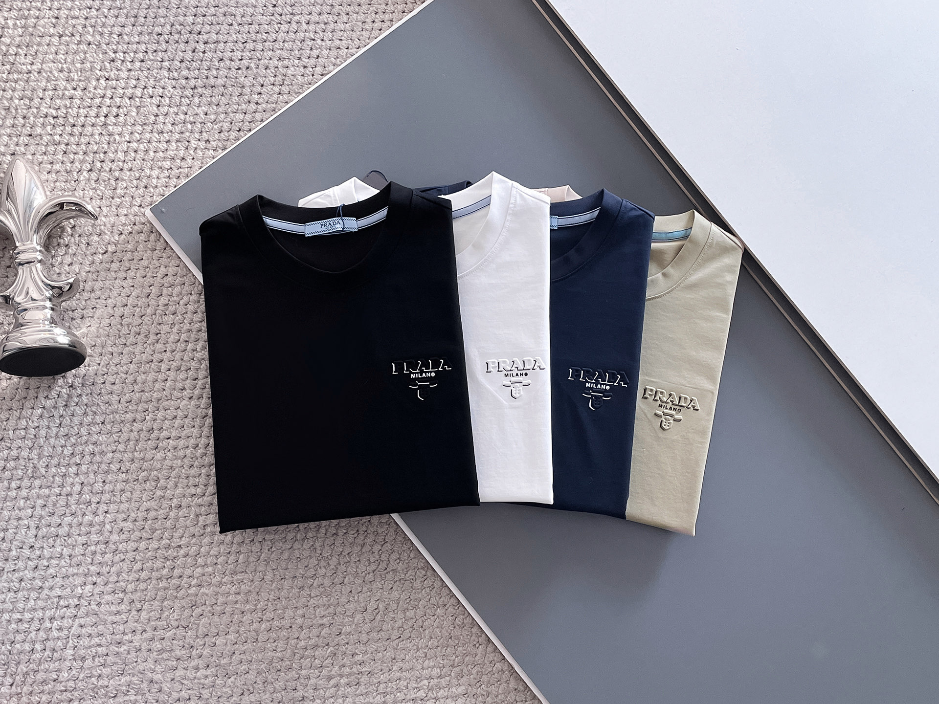 NO:133813,Prada 2025 summer new model model number 87033 code number M~3XL color black, white, apricot, blue, prada, alexander wang19860909Prada 2025夏季新款 款号87033 码数M~3XL 颜色黑,白,杏,宝蓝,,prada,alexander wang,Men's clothing