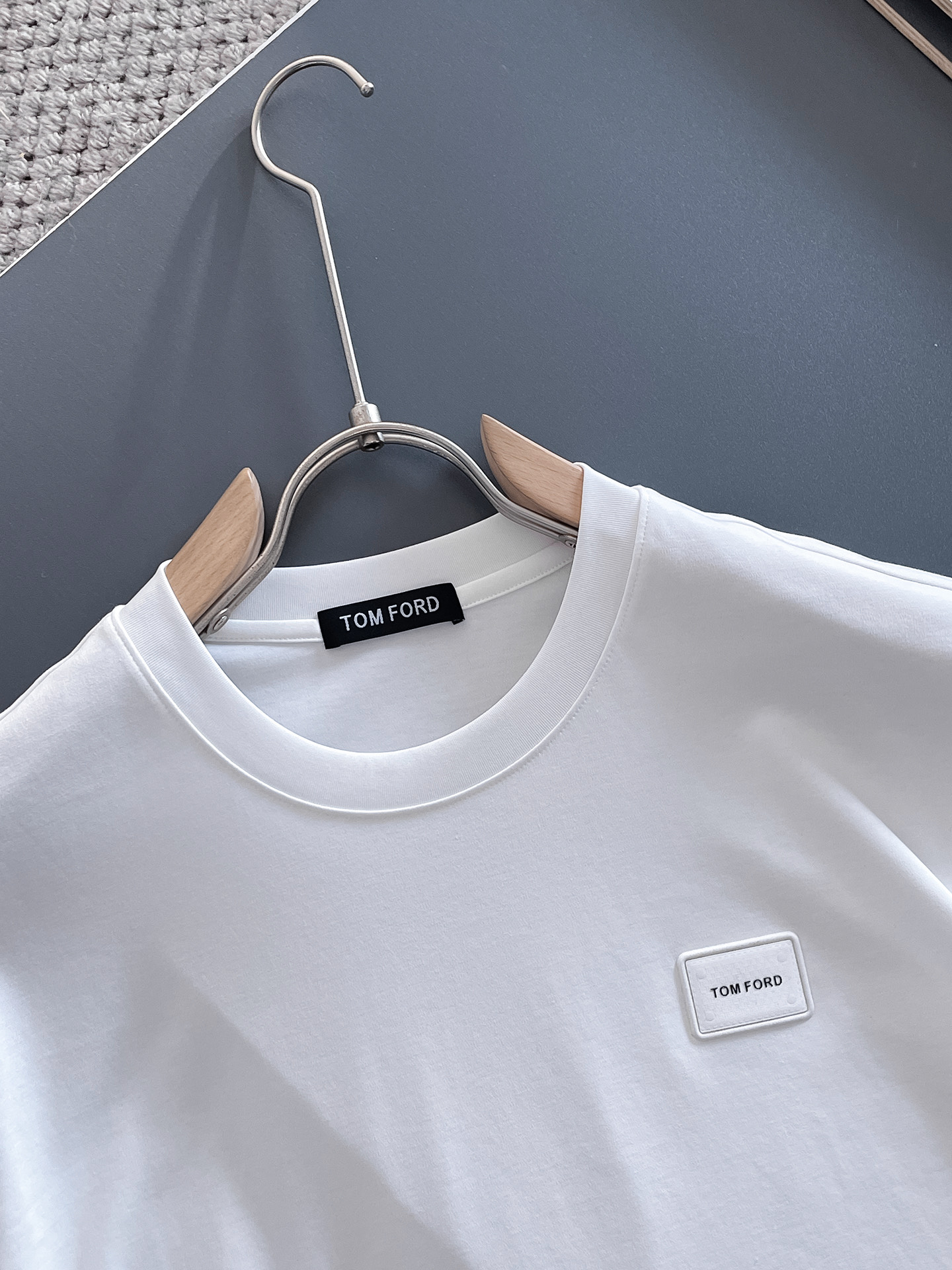 High-end Silk Filament Short-Sleeve T-shirts by Tom Ford: Craftsmanship and Style Excellence - 图片 4