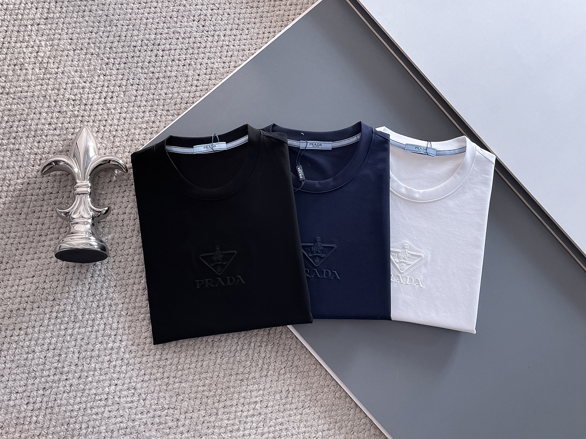 NO:133811,Prada 2025 summer new model model number 87012 code number M~3XL color black, white, royal blue, prada, alexander wang19860909Prada 2025夏季新款 款号87012 码数M~3XL 颜色黑,白,宝蓝,,prada,alexander wang,Men's clothing