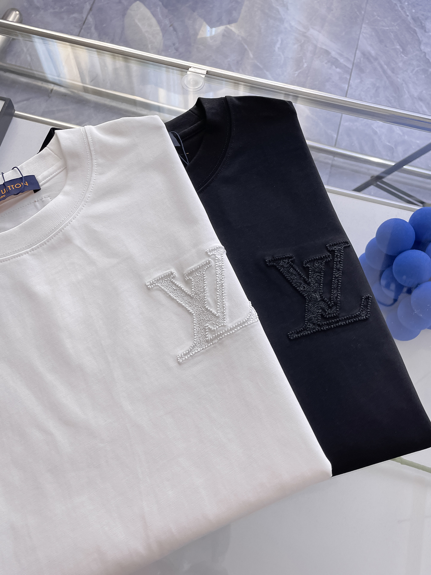 NO:412591,LV 2025 Summer Broad Edition Model No. 87101 S~2XL Color Black, White, Louis vuitton,alexander wang19860909LV 2025 夏季阔版 款号87101 码数S~2XL 颜色黑,白,,louis vuitton,alexander wang,Men's clothing