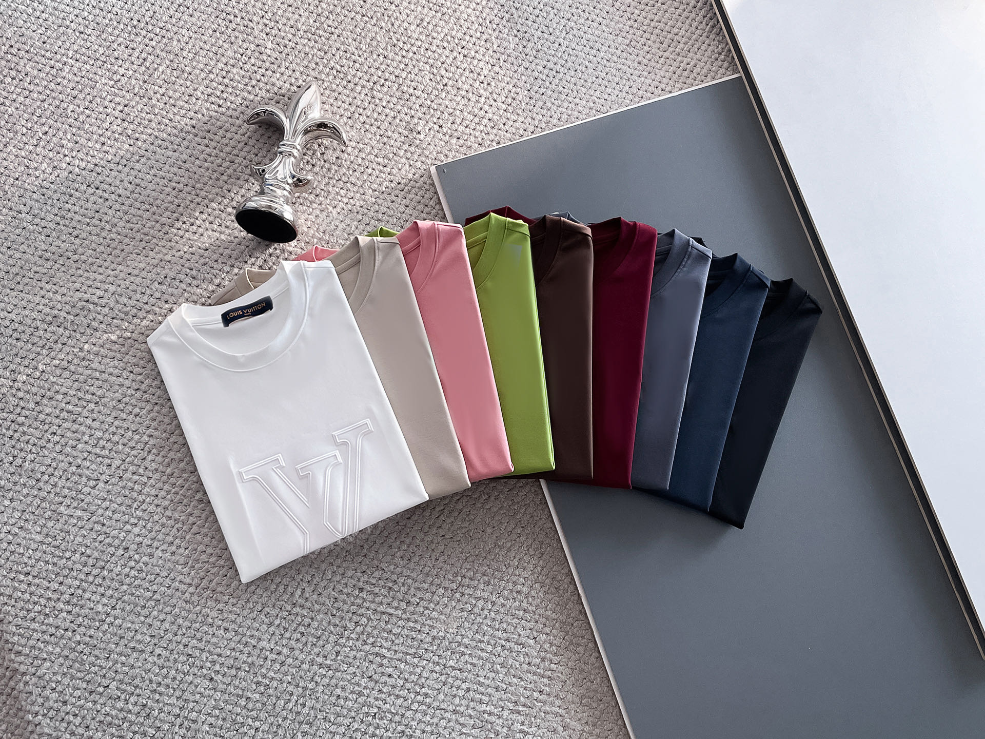 NO:159299,LV 2025 Summer Color Series Model Number 87031 Number M~3XL Color Black, White, Gray, Green, Pink, Coffee, Apricot, Blue, Red, Louis vuitton, Alexander wang19860909LV 2025 夏季彩色系列 款号87031 码数M~3XL 颜色黑,白,灰,绿,粉,咖,杏,蓝,红,,louis vuitton,alexander wang,Men's clothing