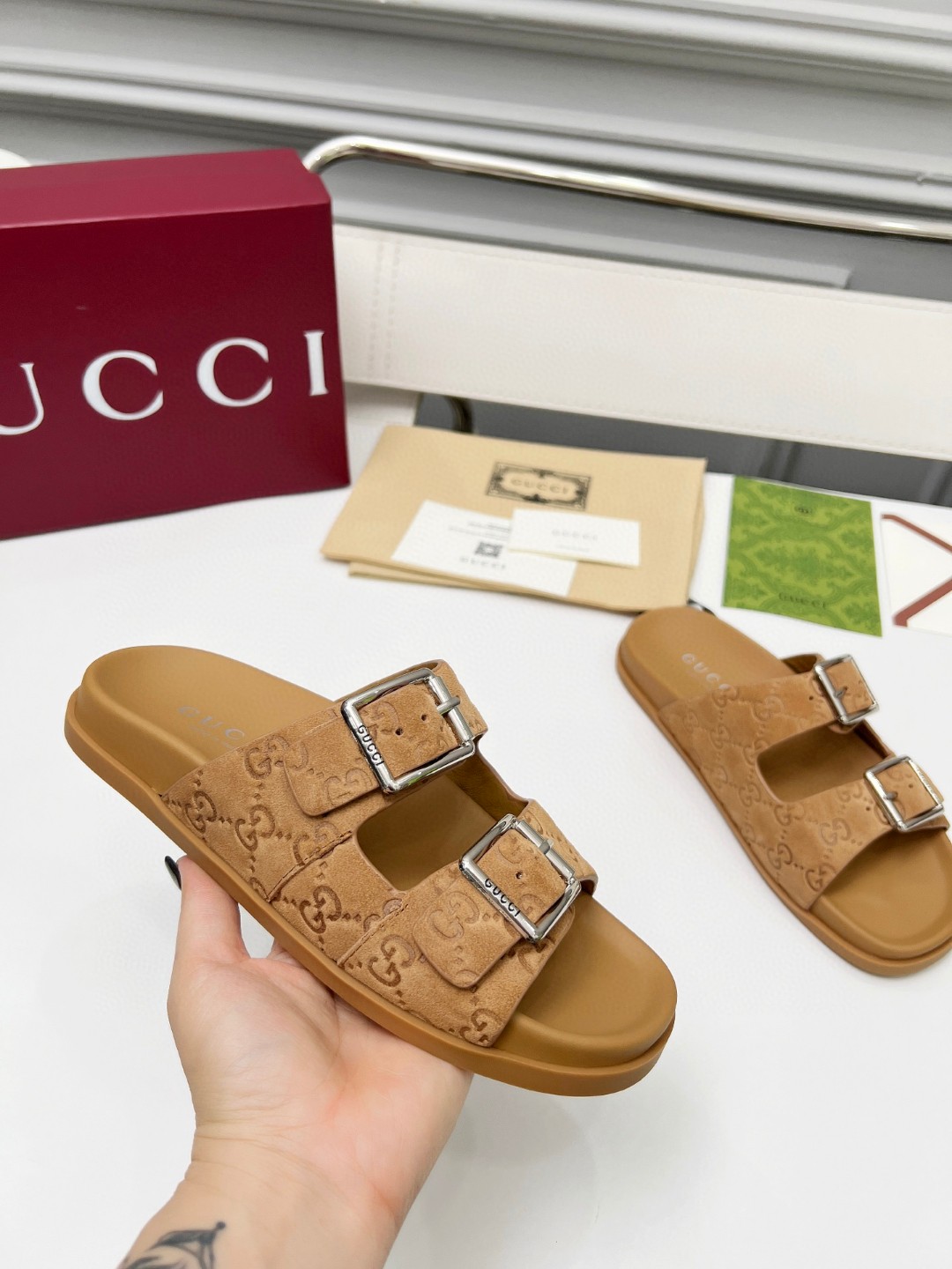 NO:245450,Gucci new embossed slippers, TPU combination outsole is carefully crafted, embossed upper, decorated with cowhide leather details to enhance the style, injecting a touch of exquisite and elegant atmosphere into the entire design. Outsole TPU outsole inner sheepskin size 35-42#, slippers, gucci, slippers, cowhide, sheepskin19860909Gucci新款压花拖鞋,TPU组合大底精心制作, 压花鞋面,饰以同色调牛皮革细节提升格调,为整个设计注入一抹精致优雅的气息. 大底TPU大底 内里羊皮 码数35-42#,拖鞋,gucci,slippers,cowhide,sheepskin,Women's Shoes