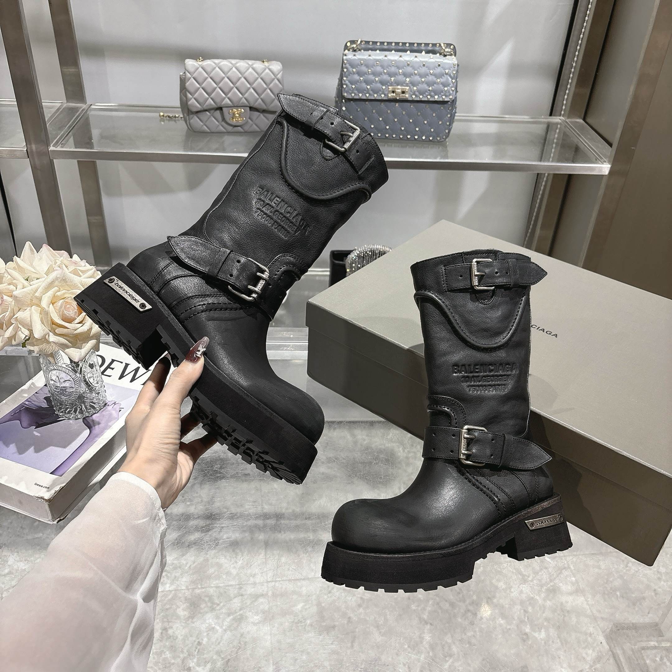 NO:482903,Balenciaga Couple Venom Boots are finally released. Baozi, there is never a shortage of amazing works in the fashion industry, and Balenciaga Venom Boots are definitely the best among them. Balenciaga Venom Boots are such a magical item. No matter which style, it can be perfectly adapted to help you easily grasp the high-end fashion sense. Baozi, please put on Venom Boots and get out of your unique style!  Upper top layer cowhide, inner sheepskin, outsole rubber and plastic Size 35-40 Men's model 40-45, boots, balenciaga, balenciaga, boots, cowhide, sheepskin19860909巴黎世家Balenciaga 情侣款毒液靴终于出了 宝子们,时尚界永远不缺惊艳之作,而Balenciaga毒液靴绝对是其中的佼佼者. Balenciaga毒液靴就是这样神奇的单品,无论哪种风格,它都能完美适配,帮你轻松拿捏高级时尚感.宝子们快穿上毒液靴,走出自己的独特风格吧！ 鞋面头层牛皮,内里羊皮,大底橡塑 码数35-40 男款40-45,靴子,balenciaga,balenciaga,boots,cowhide,sheepskin,Women's Shoes