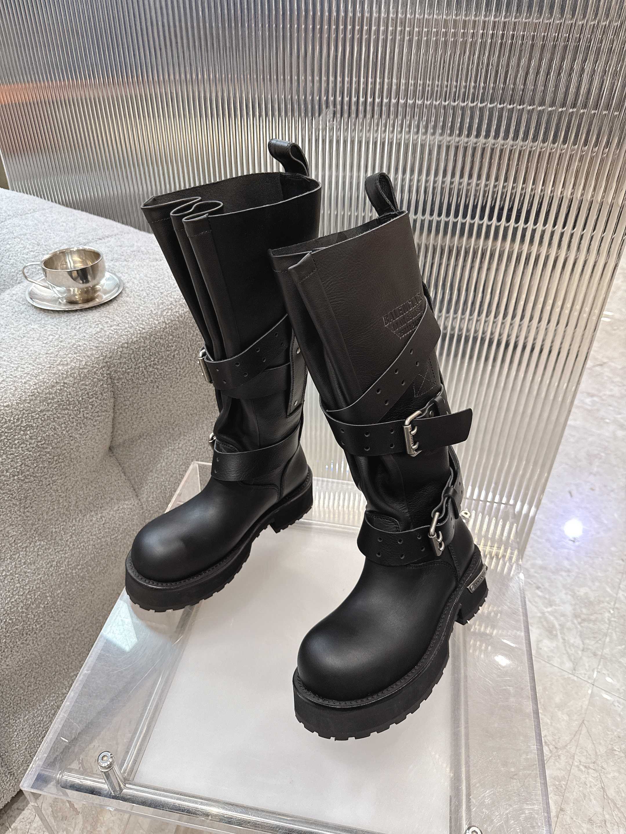 NO:482863,Balenciaga Couple Venom Boots are finally released. Baozi, there is never a shortage of amazing works in the fashion industry, and Balenciaga Venom Boots are definitely the best among them. Balenciaga Venom Boots are such a magical item. No matter which style, it can be perfectly adapted to help you easily grasp the high-end fashion sense. Baozi, please put on Venom Boots and get out of your unique style!  Upper top layer cowhide, inner sheepskin, outsole rubber and plastic Size 35-45, boots, balenciaga, balenciaga, boots, cowhide, sheepskin19860909巴黎世家Balenciaga 情侣款毒液靴终于出了 宝子们,时尚界永远不缺惊艳之作,而Balenciaga毒液靴绝对是其中的佼佼者. Balenciaga毒液靴就是这样神奇的单品,无论哪种风格,它都能完美适配,帮你轻松拿捏高级时尚感.宝子们快穿上毒液靴,走出自己的独特风格吧！ 鞋面头层牛皮,内里羊皮,大底橡塑 码数35-45,靴子,balenciaga,balenciaga,boots,cowhide,sheepskin,Women's Shoes