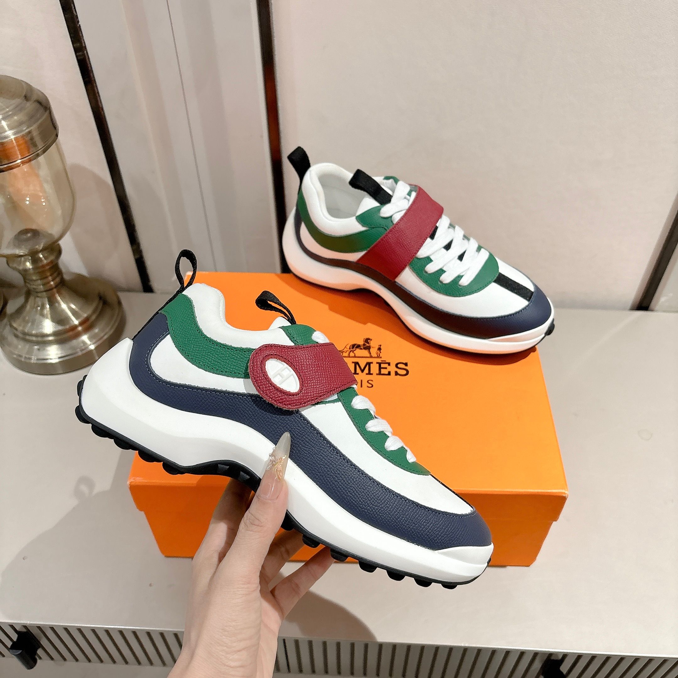 NO:630630,HERMES autumn and winter shoes are directly like gods!  The same model in Salsa Marie Magazine was out of stock online just minutes after it went online!  The overall design is both fashionable and practical, classic and versatile, and can be easily integrated into various styles. The design of the shoe takes full consideration of ergonomics, with smooth lines and fits the natural curve of the foot. It is not only comfortable to wear, but also visually lengthens the leg line. Whether it is paired with casual wear or sportswear, it can instantly enhance the overall look. Sizes: 35-41 for men, 38-45 for men, casual shoes/sports shoes, hermes, hermes, sneakers19860909HERMES 爱马仕 秋冬鞋履直接封神！ 莎莎嘉人杂志同款上线几分钟全网断货！ 整体设计兼具时尚感与实用性,经典又百搭,能够轻松融入各种穿搭风格. 鞋型的设计充分考虑人体工程学,线条流畅,贴合脚部自然曲线,不仅穿着舒适,而且在视觉上拉长腿部线条.无论是搭配休闲装还是运动装,都能瞬间提升整体造型的高级感. 尺码女款35-41 男款38-45,休闲鞋/运动鞋,hermes,hermes,sneakers,Women's Shoes