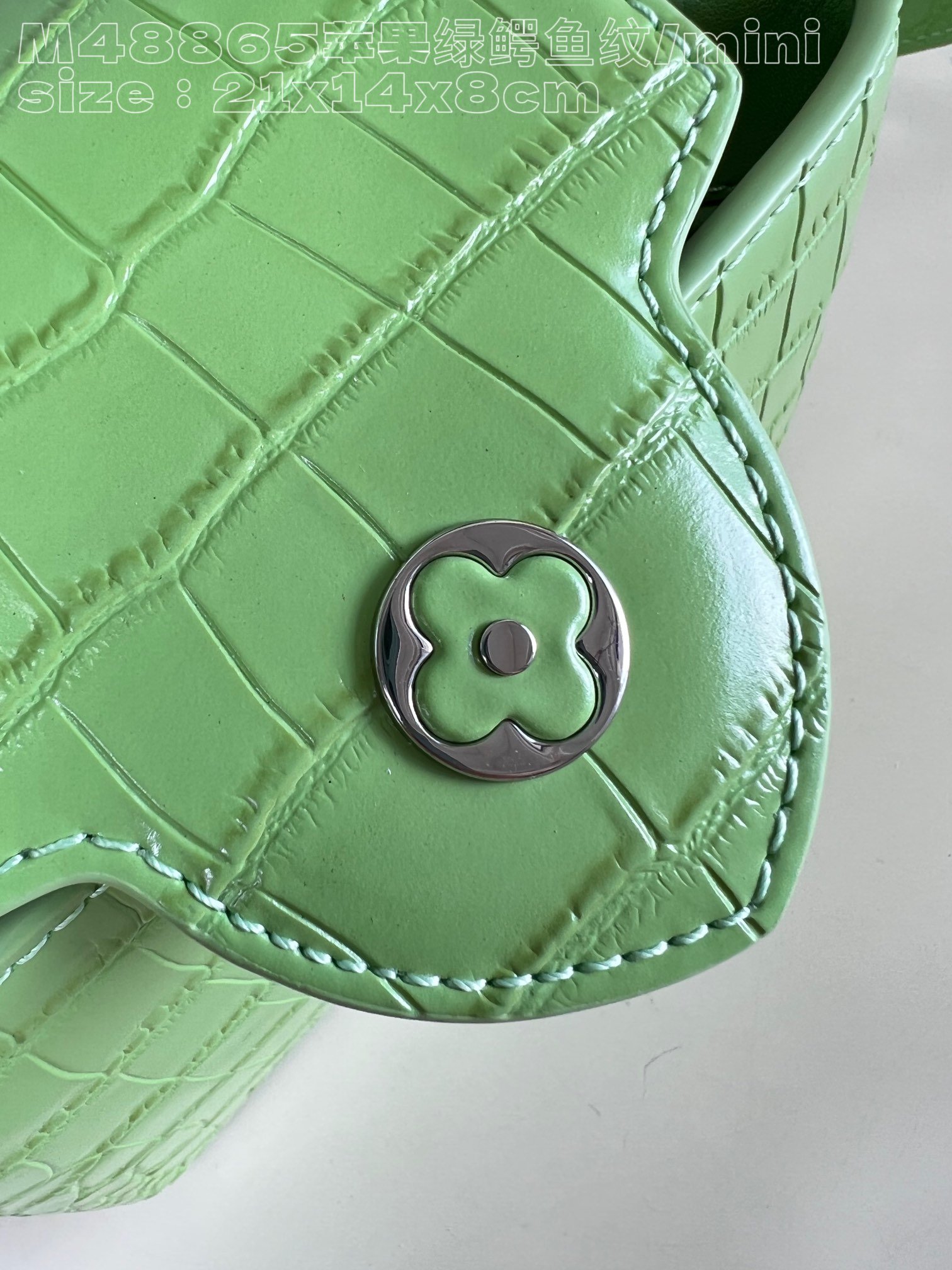 顶级原单M48865苹果绿鳄鱼纹/迷你Capucinesmini手袋由鳄鱼皮制成经上光处理闪耀迷人奢华的