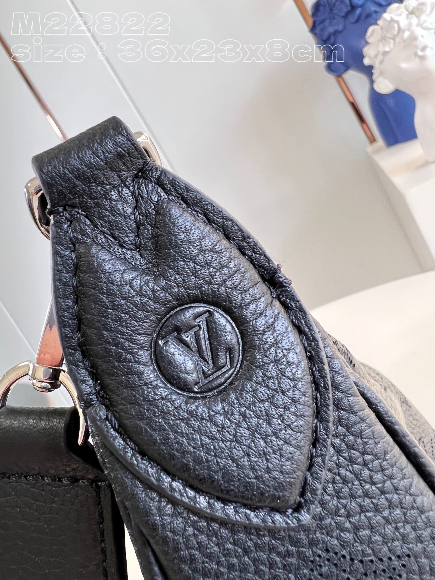 顶级原单M22822黑Baia中号手袋拥有皮革的垂坠质感携柔软贴身的半月形轮廓加入Mahina系列圆形零