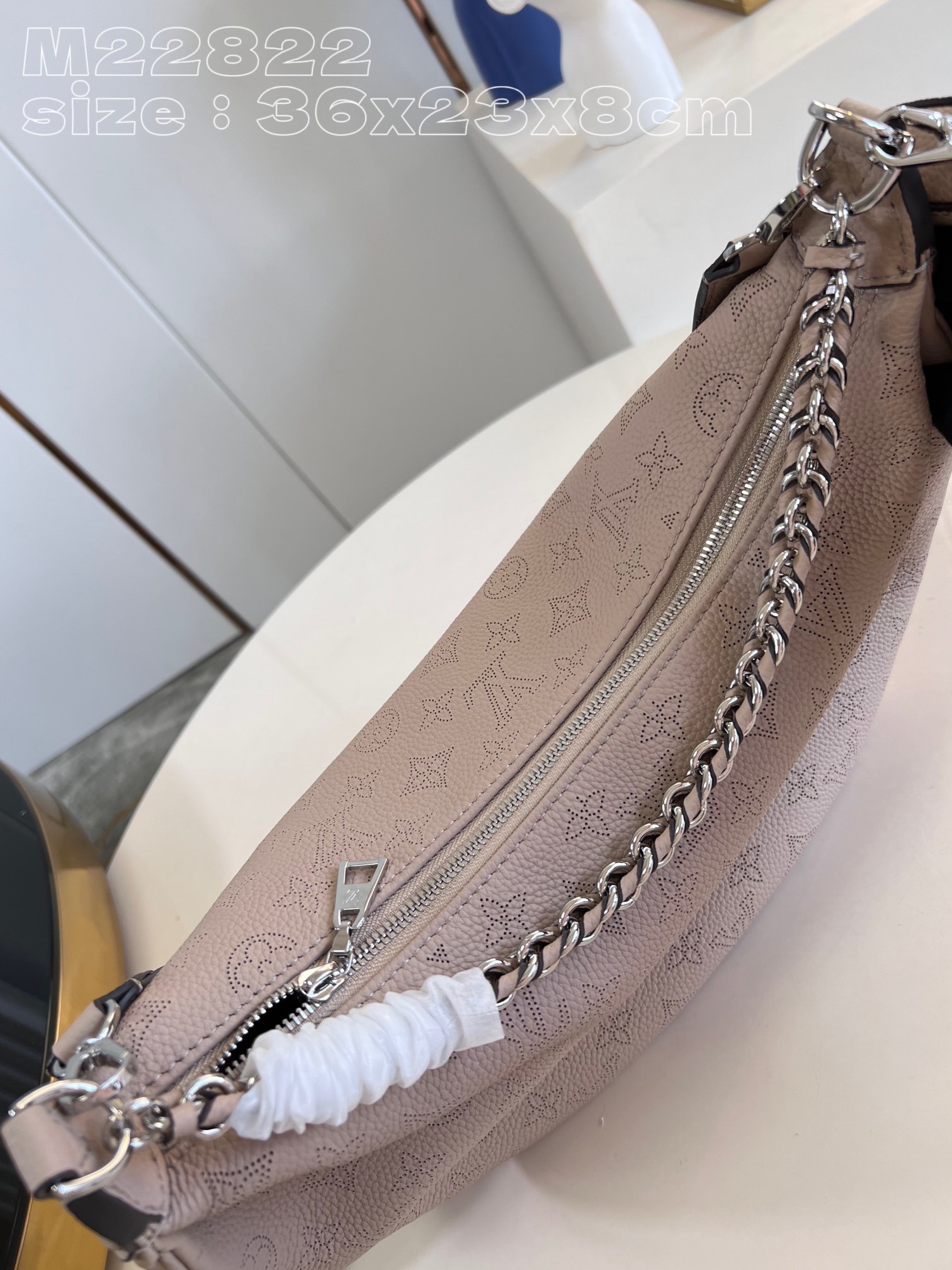 顶级原单M22822浅咖M22823Baia中号手袋拥有皮革的垂坠质感携柔软贴身的半月形轮廓加入Mahi