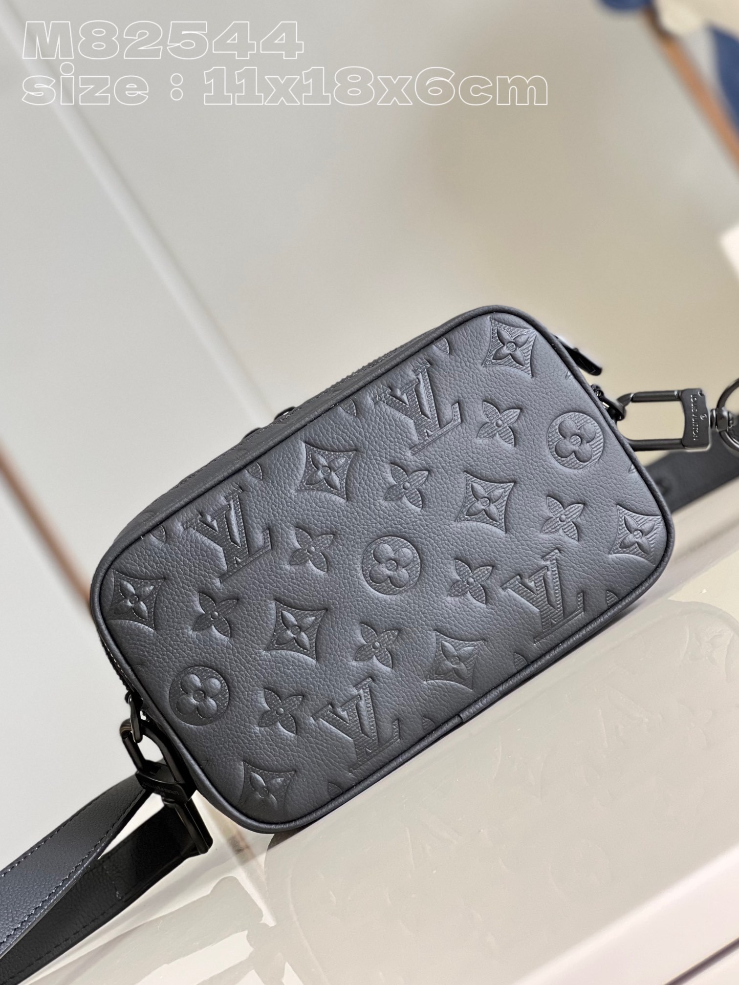 顶级原单M82544黑压花NanoAlpha手袋为MonogramShadow皮革含蓄压印Monogra