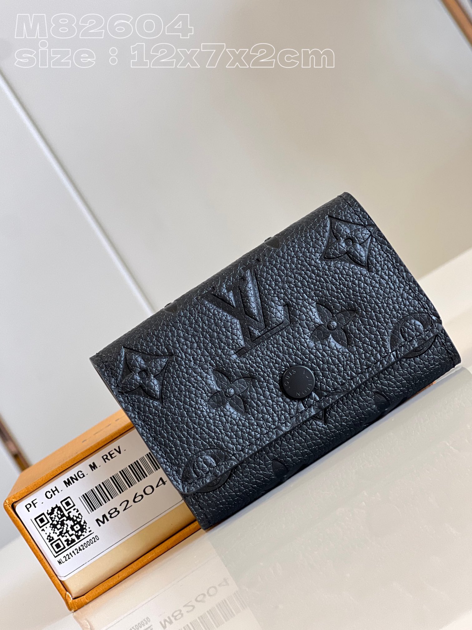 NO:400768,[Exclusive real photo M82604 black embossing] This key bag patterns LV letters and Monogram flower clusters into a delicate embossed pattern of full-grain Taurillon leather, paired with snap closure. 12 x 7 x 2 cm (length x height x width) C.180,LV [original leather],louis vuitton19860909【独家实拍 M82604黑压花】本款钥匙包将 LV 字母和 Monogram 花簇图案化为全粒面 Taurillon 皮革的细腻压纹,搭配按扣开合.12 x 7 x 2厘米(长度 x 高 x 宽) C.180,LV【原厂皮】,louis vuitton,Bag