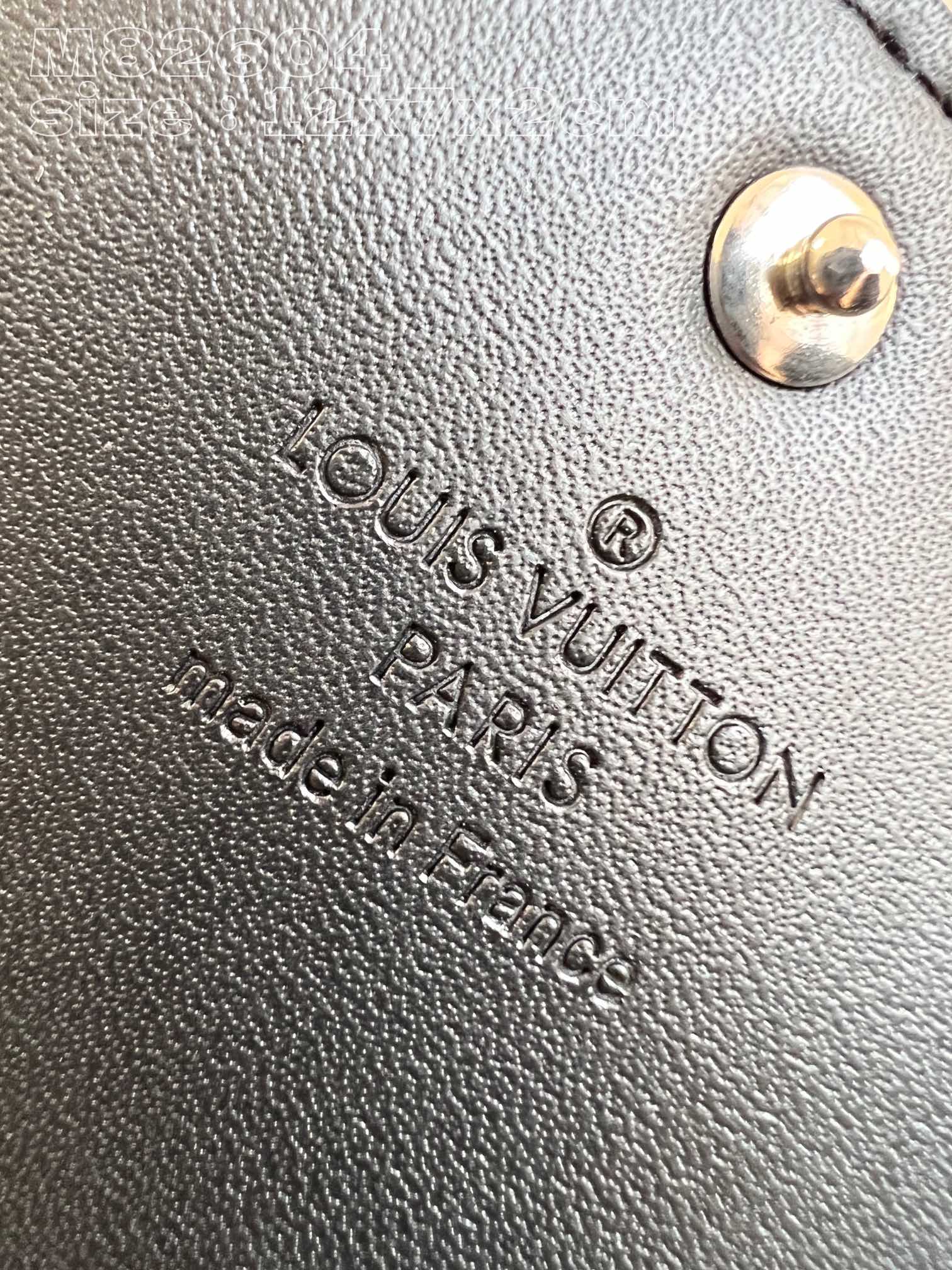 M82604黑压花 】本款钥匙包将 LV 字母和 Monogram 花簇图案化为全粒面 Taurillon 皮革的细腻压纹,搭配按扣开合 6