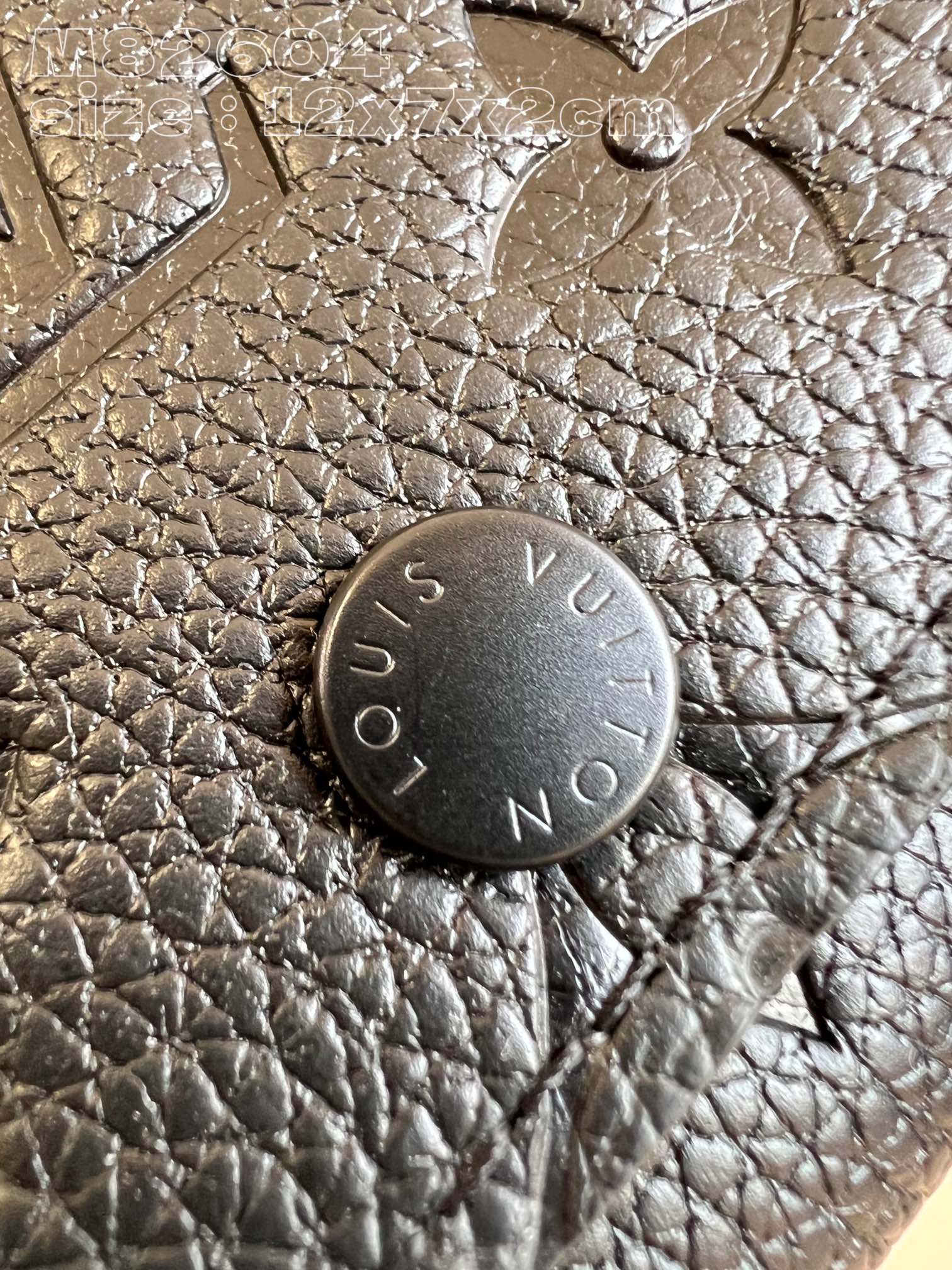 M82604黑压花 】本款钥匙包将 LV 字母和 Monogram 花簇图案化为全粒面 Taurillon 皮革的细腻压纹,搭配按扣开合 2