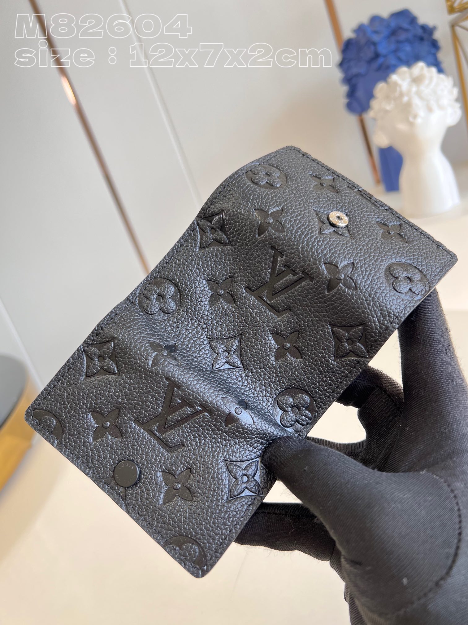 M82604黑压花 】本款钥匙包将 LV 字母和 Monogram 花簇图案化为全粒面 Taurillon 皮革的细腻压纹,搭配按扣开合 4