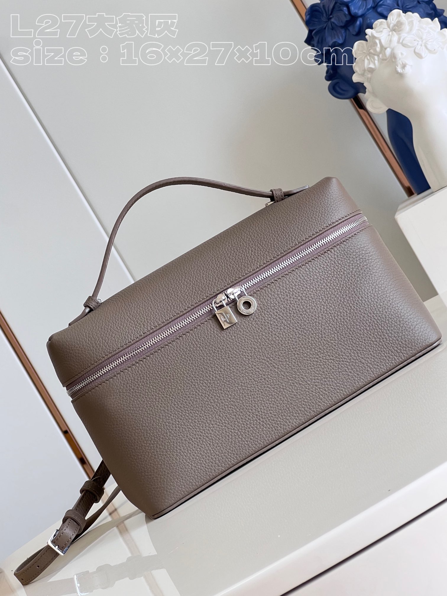 NO:400774,[Exclusive real photo of L27 Elephant Gray] This wide-opening small bag is made of rolling calfskin and is equipped with shoulder straps. It is a versatile mini bag. Size 16×27×10cm, height×width×deep, feedback price Reject bargaining, LV [original leather], louis vuitton, mini bags, cowhide19860909【独家实拍L27大象灰】这款宽开口小袋采用滚揉小牛皮打造,配有肩带,是一款百搭迷你包.尺寸16×27×10cm 高×宽×深 回馈价 拒绝议价,LV【原厂皮】,louis vuitton,mini bags,cowhide,Bag