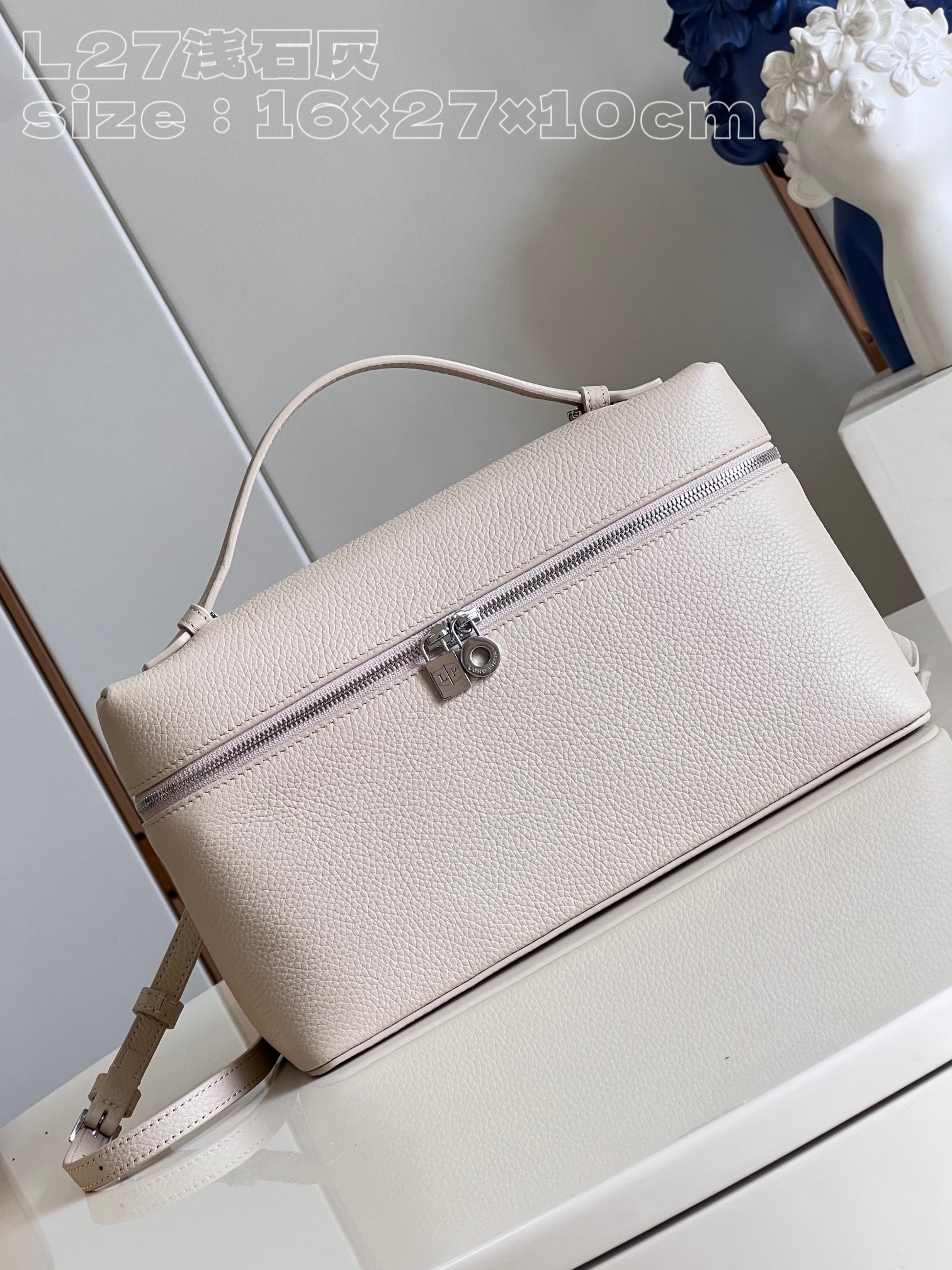 NO:400776,[Exclusive real photo L27 light lime] This wide-opening small bag is made of rolling calfskin and is equipped with shoulder straps. It is a versatile mini bag. Size 16×27×10cm, height×width×deep, feedback price Reject bargaining, LV [original leather], louis vuitton, mini bags, cowhide19860909【独家实拍 L27浅石灰】这款宽开口小袋采用滚揉小牛皮打造,配有肩带,是一款百搭迷你包.尺寸16×27×10cm 高×宽×深 回馈价 拒绝议价,LV【原厂皮】,louis vuitton,mini bags,cowhide,Bag