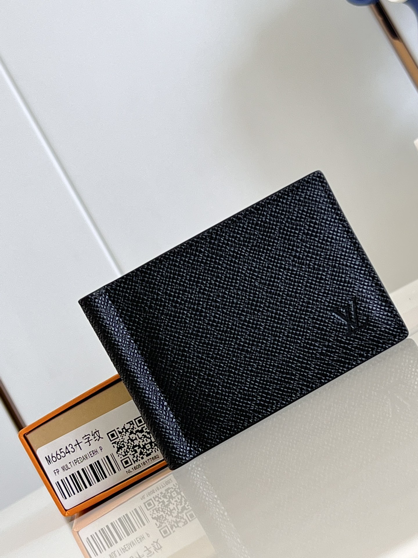 NO:400819,[Exclusive real photo M66543 cross pattern] US dollar clip The best summary of banknotes. It has a flat appearance and can be easily included in the outerwear or trouser pocket. It is practical and portable. It has a rotary clip that can be used to hold cards and bills. Size11x8x1cm U.220, LV [original leather], louis vuitton19860909【独家实拍 M66543十字纹】美金夹 纸币最好的归纳处 外观平整,可以轻松地收入外衣或裤装口袋.实用便携,具有的旋转夹可用来装卡片和票据.size11x8x1cm U.220,LV【原厂皮】,louis vuitton,Bag