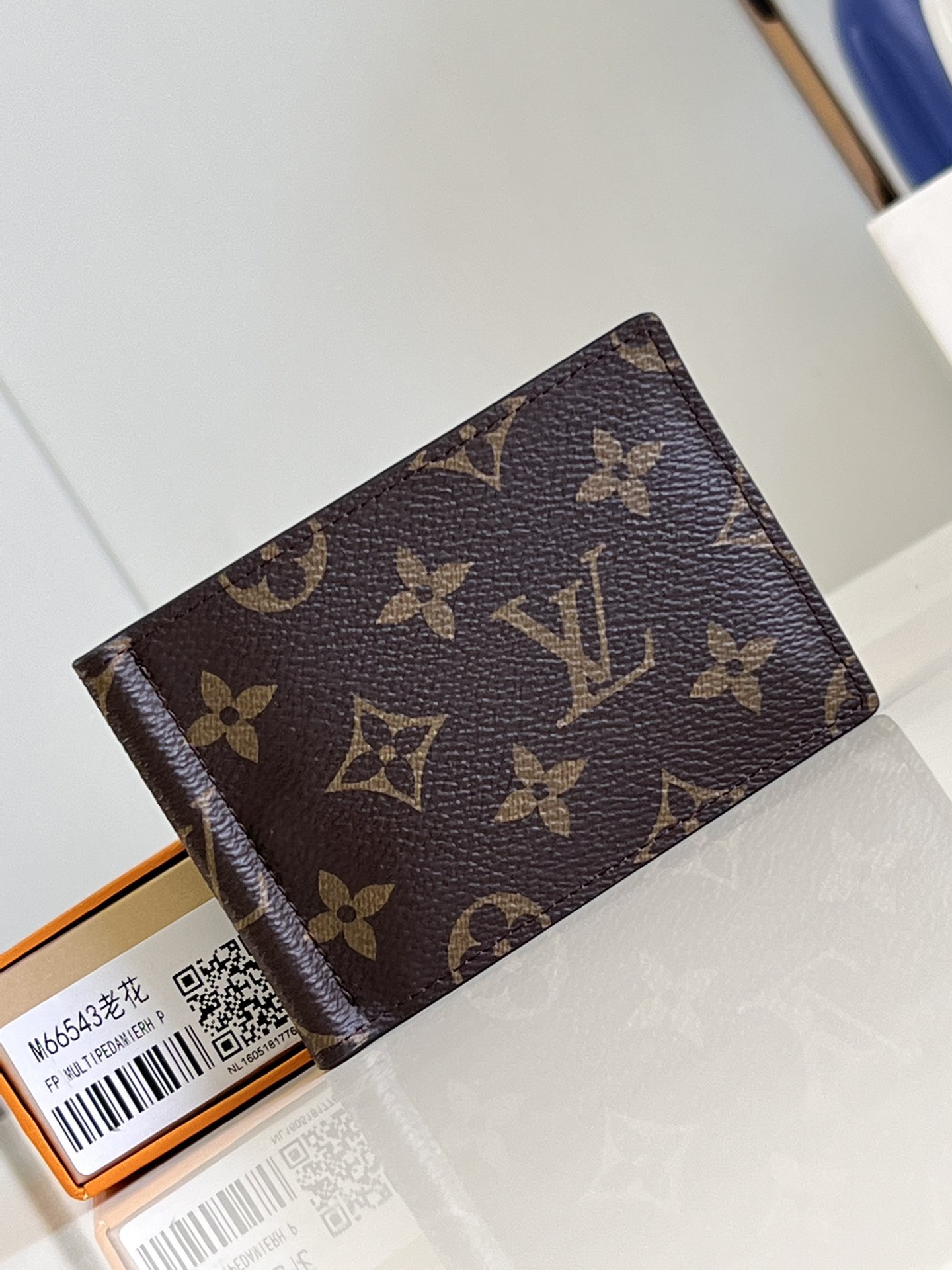 NO:400813,[Exclusive real photo M66543 presbyterian] US dollar clip The best summary of banknotes. It has a flat appearance and can be easily included in the outerwear or trouser pocket. It is practical and portable. It has a rotary clip that can be used to hold cards and bills. Size11x8x1cm U.200, LV [original leather], louis vuitton19860909【独家实拍 M66543老花】美金夹 纸币最好的归纳处 外观平整,可以轻松地收入外衣或裤装口袋.实用便携,具有的旋转夹可用来装卡片和票据.size11x8x1cm U.200,LV【原厂皮】,louis vuitton,Bag