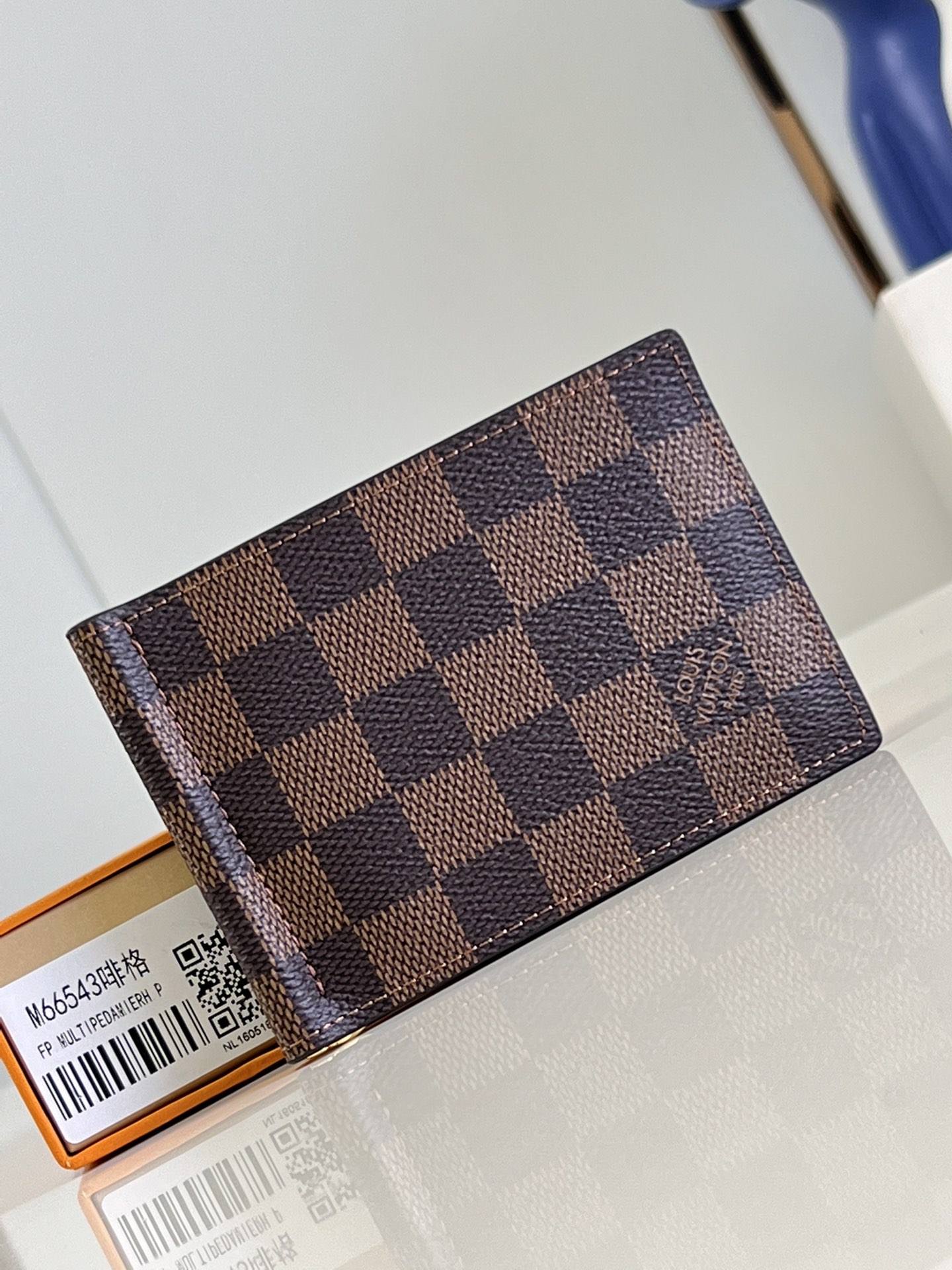 NO:400828,[Exclusive real photo M66543 Kag] US dollar clip The best summary of banknotes. It has a flat appearance and can be easily included in the outerwear or trouser pocket. It is practical and portable. It has a rotary clip that can be used to hold cards and bills. Size11x8x1cm U.200, LV [original leather], louis vuitton19860909【独家实拍 M66543咖格】美金夹 纸币最好的归纳处 外观平整,可以轻松地收入外衣或裤装口袋.实用便携,具有的旋转夹可用来装卡片和票据.size11x8x1cm U.200,LV【原厂皮】,louis vuitton,Bag