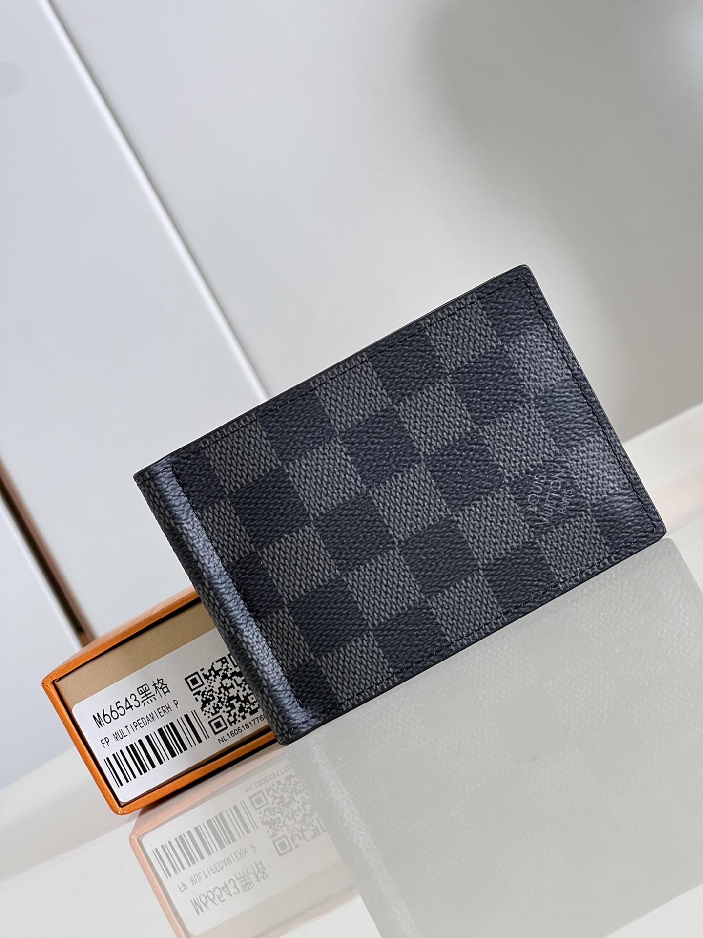 NO:400826,[Exclusive real photo M66543 black grid] US dollar clip The best summary of banknotes. It has a flat appearance and can be easily included in the outerwear or trouser pocket. It is practical and portable. It has a rotary clip that can be used to hold cards and bills. Size11x8x1cm U.200, LV [original leather], louis vuitton19860909【独家实拍 M66543黑格】美金夹 纸币最好的归纳处 外观平整,可以轻松地收入外衣或裤装口袋.实用便携,具有的旋转夹可用来装卡片和票据.size11x8x1cm U.200,LV【原厂皮】,louis vuitton,Bag