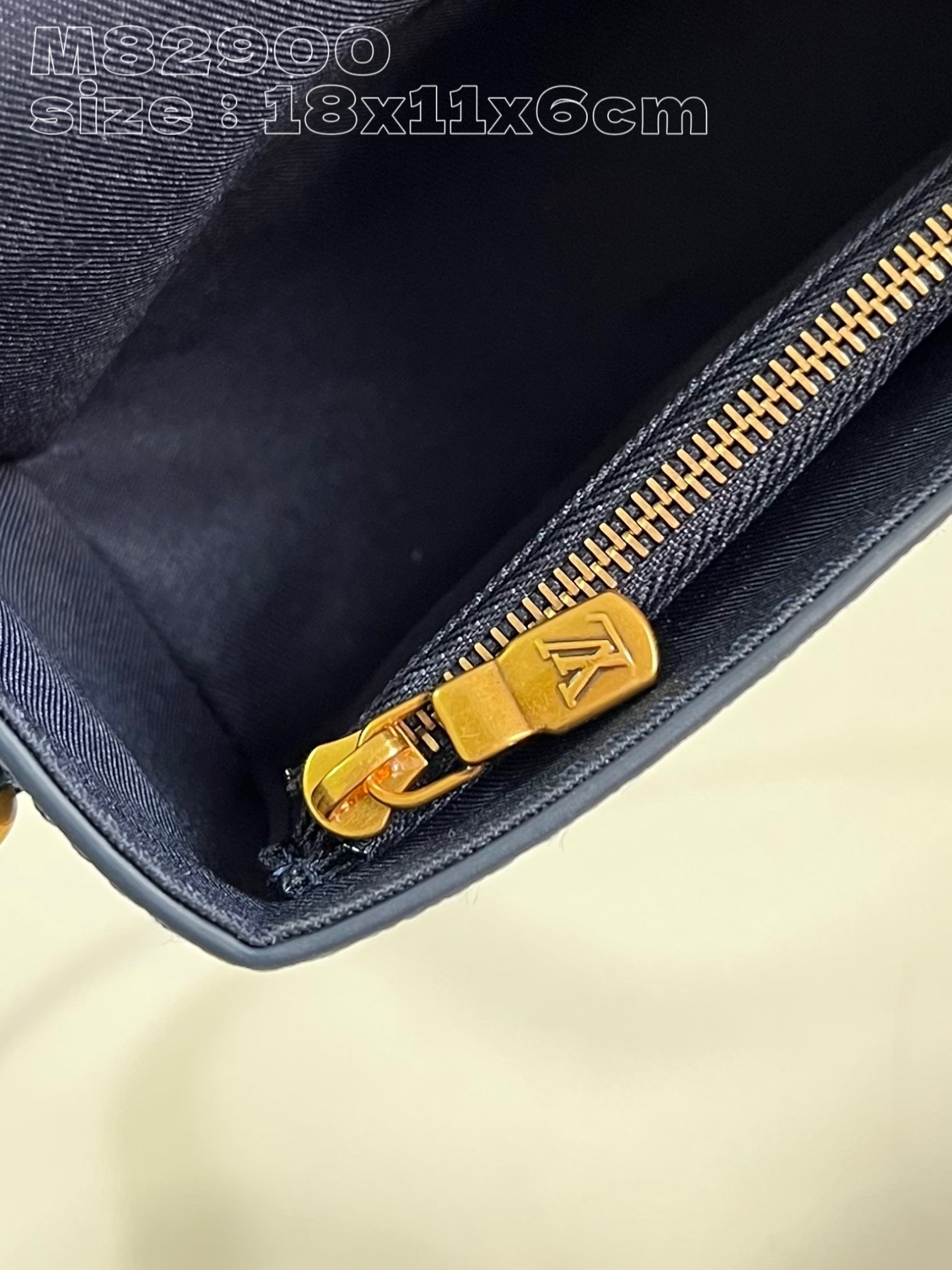 顶级原单M82900Steamer系列邮差包为NewClassics系列注入品牌传统元素造型精美老花火焰
