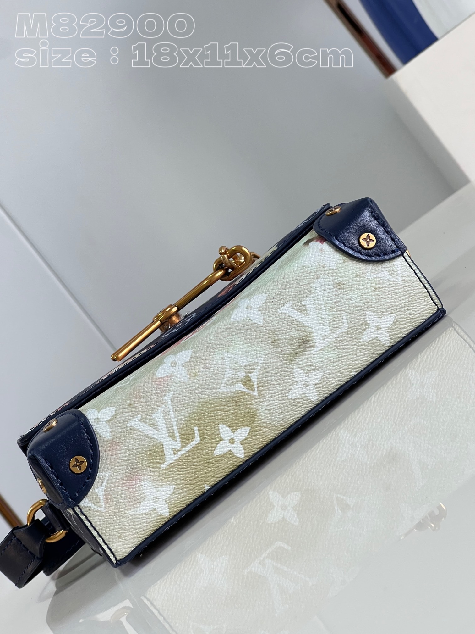 顶级原单M82900Steamer系列邮差包为NewClassics系列注入品牌传统元素造型精美老花火焰