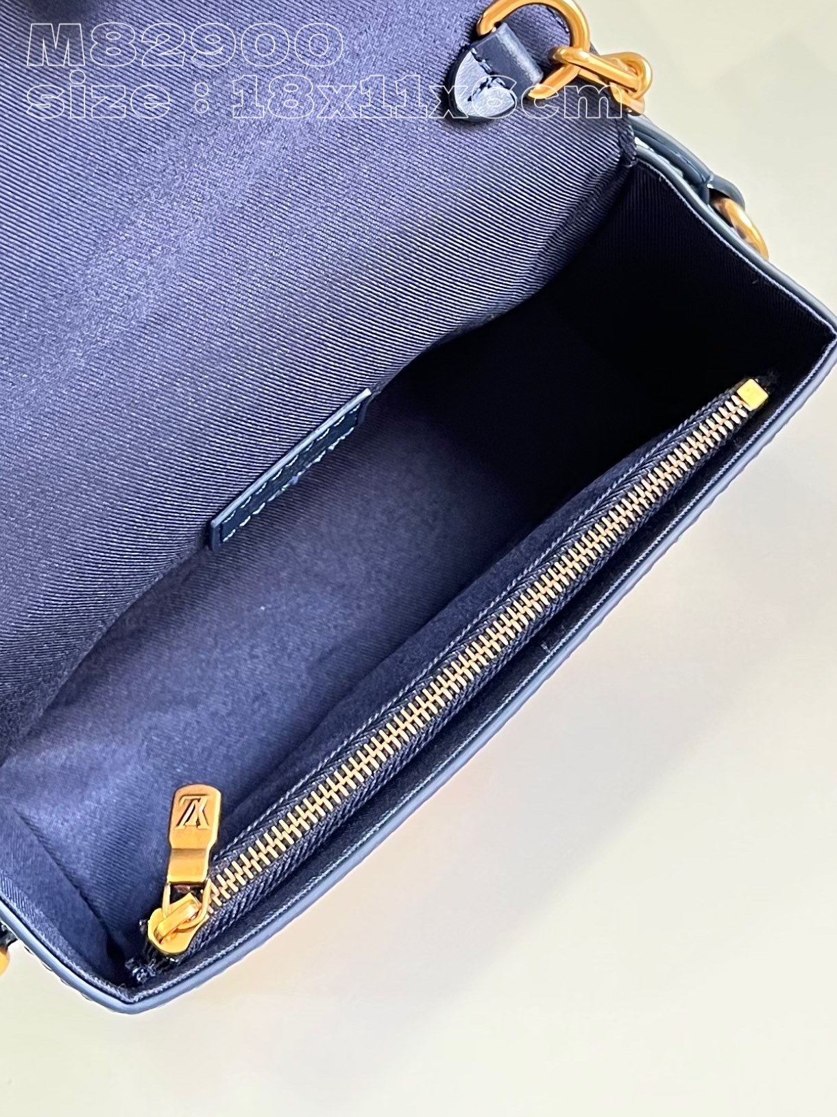 顶级原单M82900Steamer系列邮差包为NewClassics系列注入品牌传统元素造型精美老花火焰