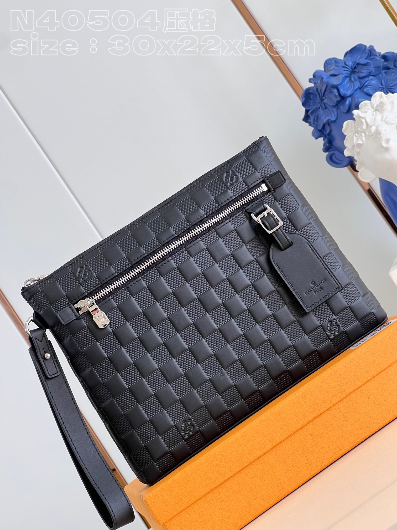 NO:400851,【Exclusive real photo N40504 grating】This Takeoff clutch is made of Damier Infini leather, with zipper opening of the front pocket and main compartment. The compact configuration can accommodate iPad, exquisite D-ring fixed leather brand, upgraded to contemporary gorgeous style, and can easily control formal occasions. 30 x 22 x 5 cm (length x height x width) E.450, LV [original leather], off white, louis vuitton, handbag19860909【独家实拍 N40504压格】本款 Takeoff 手拿包取材 Damier Infini 皮革,以拉链开启前袋和主隔层.紧凑构型可容纳 iPad,精巧 D 形环固定皮革名牌,升级当代华美格调,可轻松驾驭正式场合.30 x 22 x 5厘米(长度 x 高 x 宽) E.450,LV【原厂皮】,off white,louis vuitton,handbag,Bag