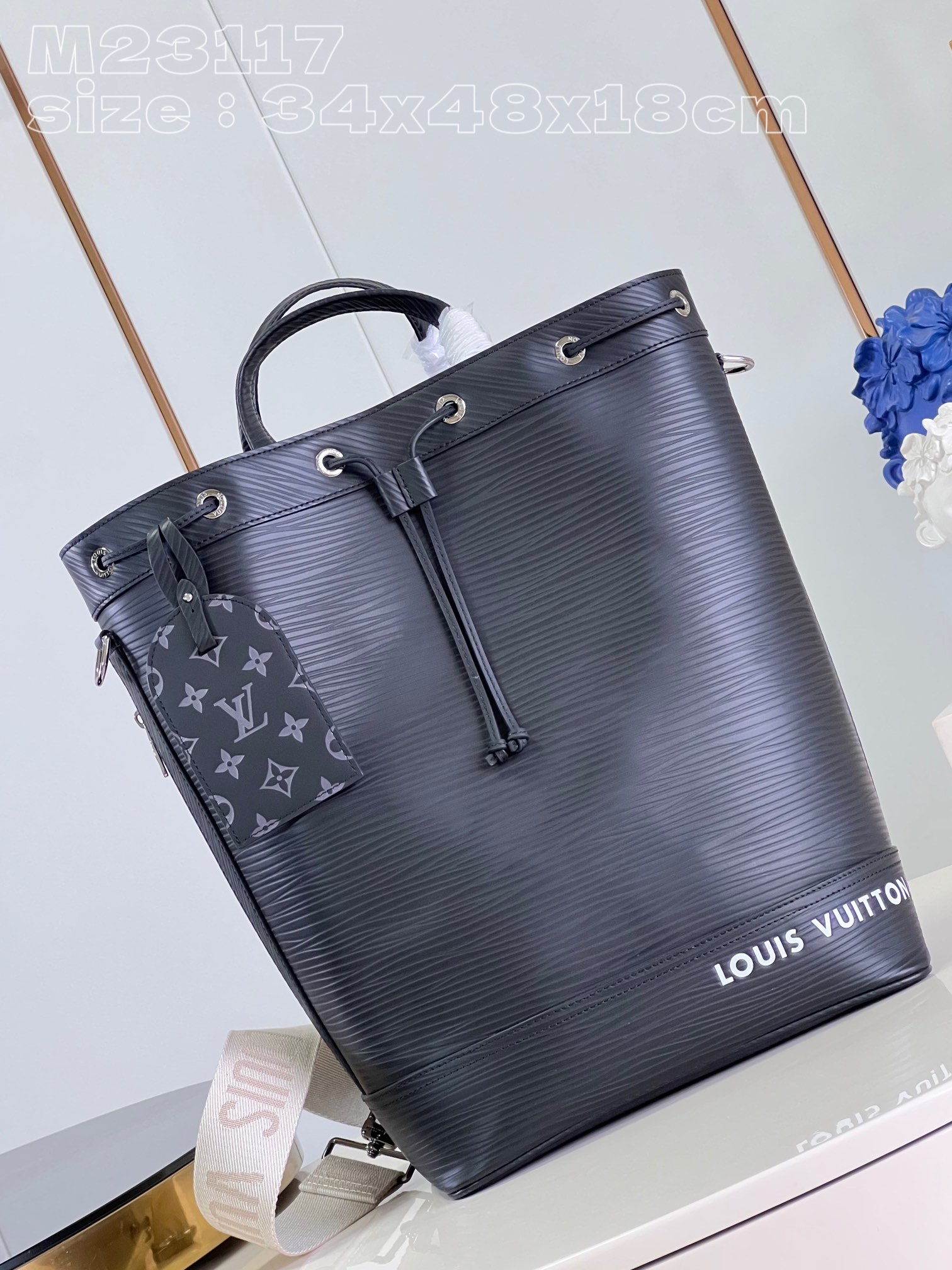 NO:400837,【Exclusive real photo M23117 black】This Maxi Noé Sling is made of calf leather, and the versatile design is full of sporty atmosphere. The bag has a spacious interior space and is equipped with a drawstring design to store items safely. The bag body also has 5 D-ring rings, which can be carried in many different ways. It can be carried by hand, or used as a tote bag shoulder or a cross-bowl. 34 x 48 x 18 cm (length x height x width) Z.1550 [warm reminder This model is too big and does not fit in packaging], LV [original leather], louis vuitton,totes,backpacks,cowhide19860909【独家实拍 M23117黑】這款Maxi Noé Sling採用小牛皮製造,百搭多變的設計洋溢運動氣息.袋款內部空間寛敞,配備抽繩設計可穩妥收納物品.袋身亦設有5個D型圈環,可作多種不同方式攜帶,既可手提攜帶,亦可用作托特包肩背或作斜背包攜帶.34 x 48 x 18厘米 (長度 x 高度 x 闊度) Z.1550【温馨提示 此款太大不配包装】,LV【原厂皮】,louis vuitton,totes,backpacks,cowhide,Bag