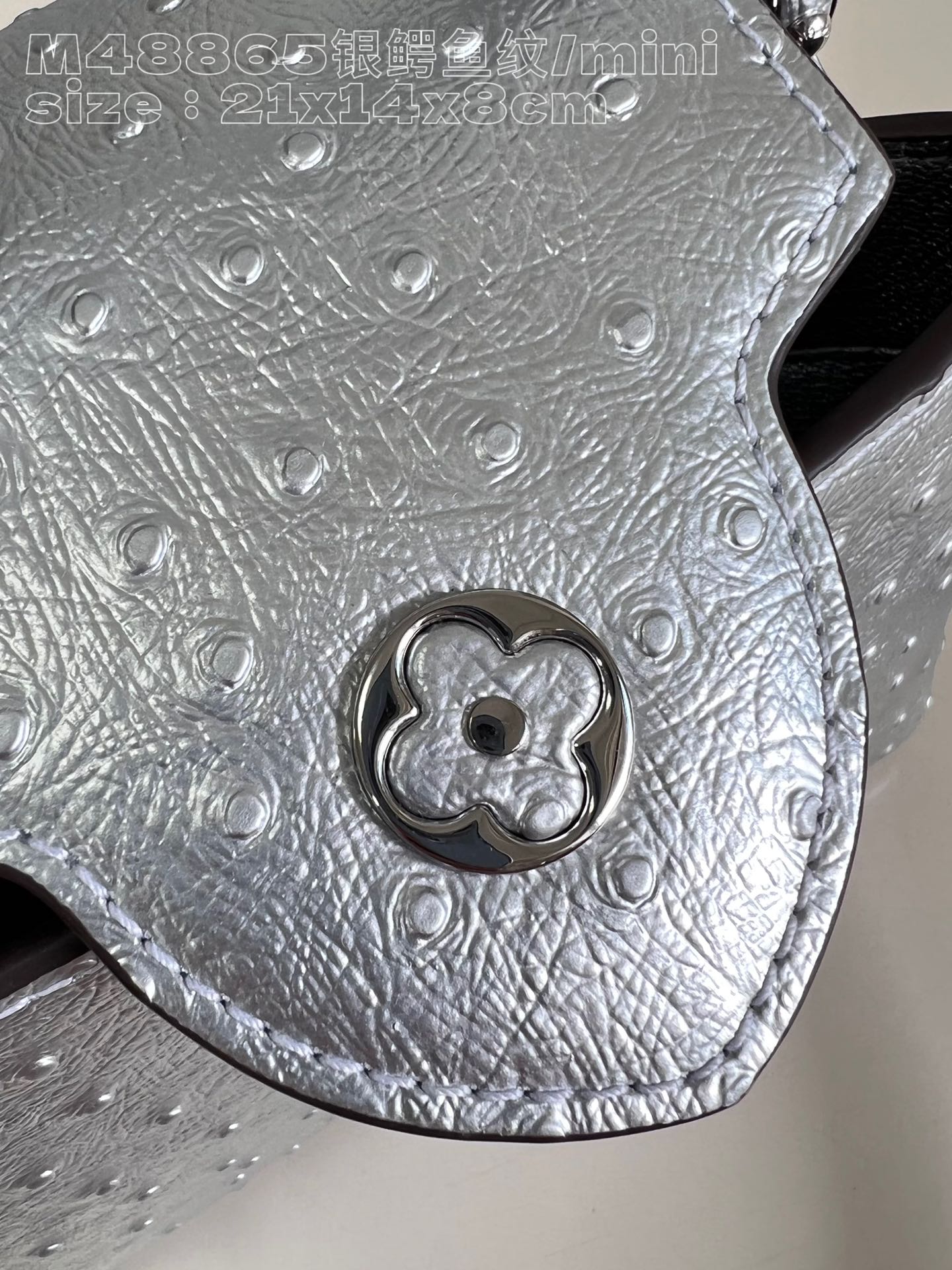 顶级原单M48865银色鸵鸟纹/迷你本款Capucinesmini手袋采用Taurillon皮革塑造玲珑