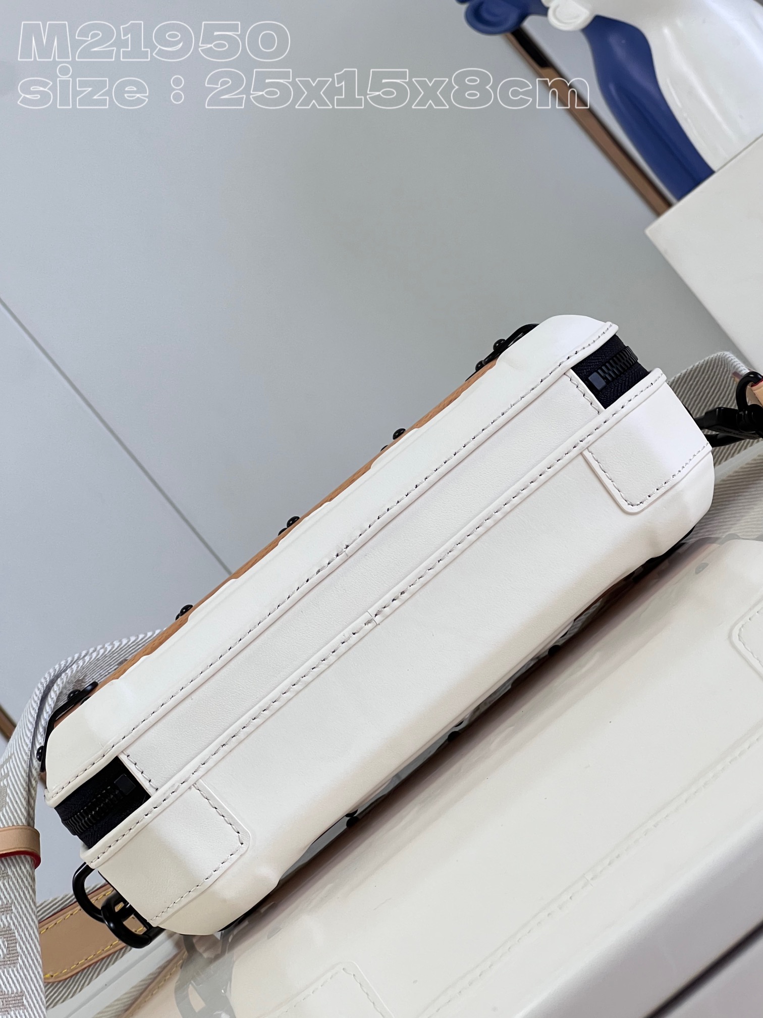 顶级原单M21950白FutureTrunk手袋是对路易威登传统硬箱的超现实主义重塑牛皮革硬质设计不失轻