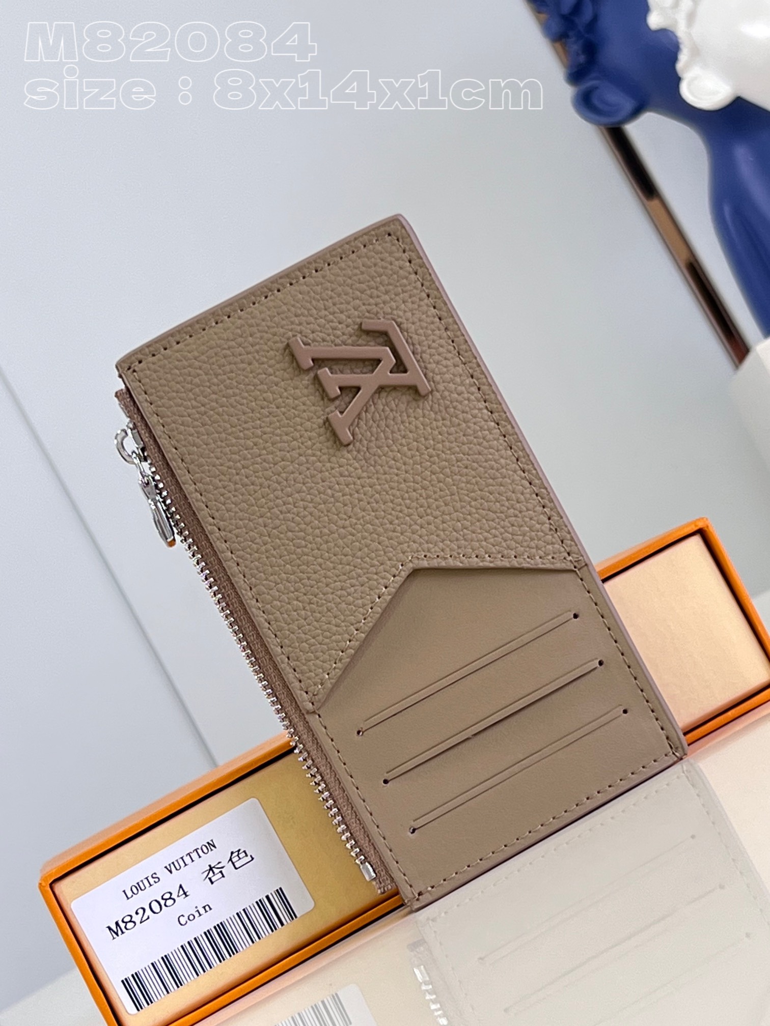 NO:400868,【Exclusive real photo M82084 apricot】This coin change business card holder is made of grained cowhide, embellished with the same color matte LV Initials logo, and is one of the styles of the LV Aerogram series. It is designed with four business card interlayers and a zipper change compartment, and also has a pasted compartment for storing banknotes or notes. Product information 8 x 14.5 x 1 cm (length x height x width) C.240,LV [original leather],louis vuitton,cowhide19860909【独家实拍 M82084杏】這款coin零錢名片夾選用粒面牛皮製作,綴有同色調的啞面LV Initials標誌,是LV Aerogram系列的款式之一.設計配備四個名片夾層和一個拉鏈零錢隔層,更設有可存放紙幣或票據的貼隔層.產品資料8 x 14.5 x 1厘米(長度 x 高度 x 闊度) C.240,LV【原厂皮】,louis vuitton,cowhide,Bag