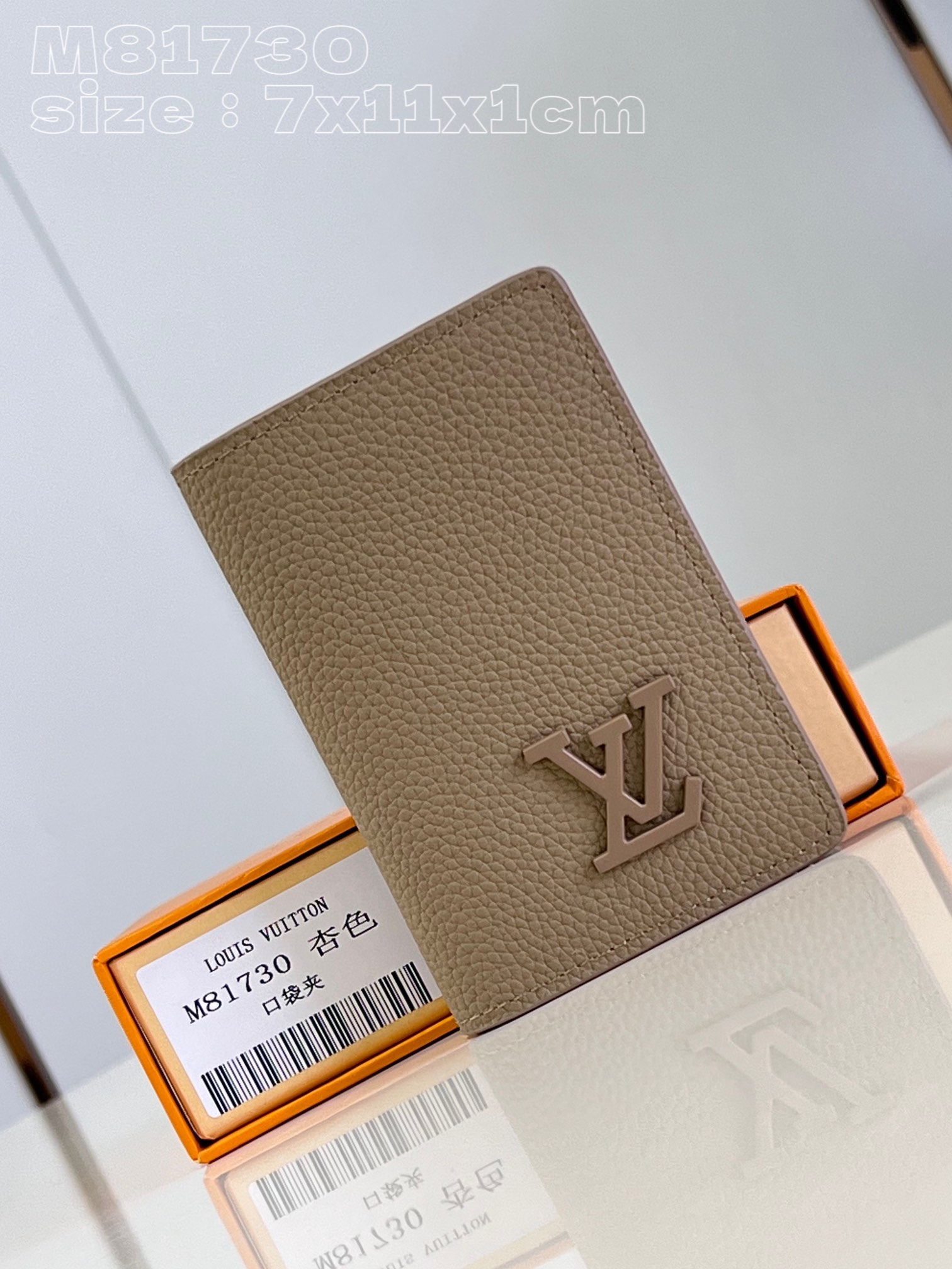 NO:400870,【Exclusive real photo M81730 Apricot】This Louis Vuitton classic bag universal wallet is dyed with elegant navy blue soft cowhide combined with LV Aerogram series elements. The LV Initials logo on the wallet is made of blue metal parts, adding a delicate and iconic style. The wallet has multiple compartments to neatly store objects, which is particularly practical. Product information 7.5 x 11.1 x 1 cm (length x height x width) C.220, LV [original leather], louis vuitton, louis vuitton, cowhide19860909【独家实拍 M81730杏】這款路易威登經典袋裝萬用錢包以染有優雅海軍藍色的柔軟牛皮結合LV Aerogram系列元素.錢包上的LV Initials標誌以相襯藍色金屬件製作,添上精緻標誌性格調.錢包內設多個隔層,可整齊收納物件,格外實用.產品資料7.5 x 11.1 x 1厘米(長度 x 高度 x 闊度) C.220,LV【原厂皮】,louis vuitton,louis vuitton,cowhide,Bag