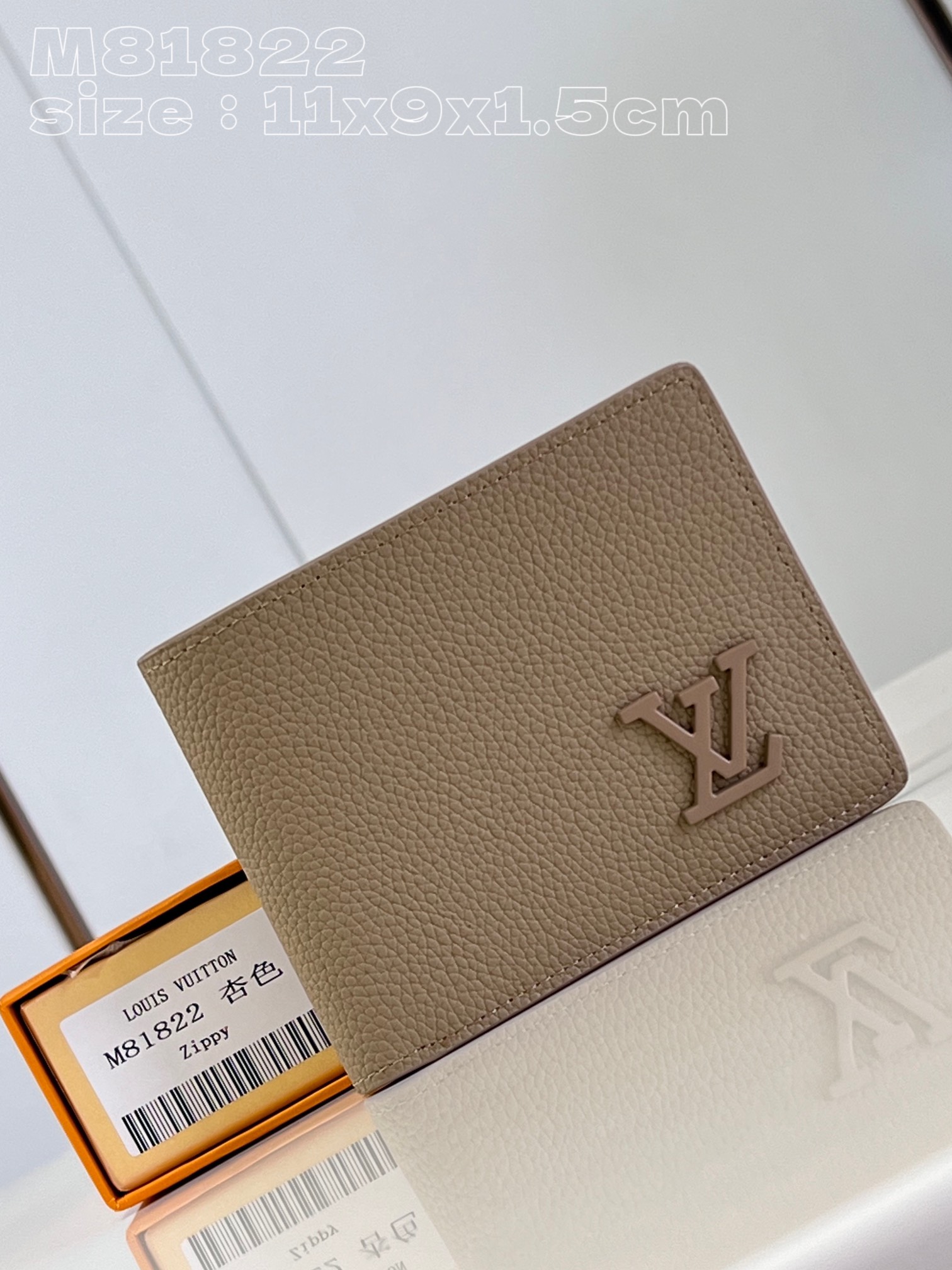 NO:400872,【Exclusive real photo M81822 Apricot】This new Multiple wallet is made of LV Aerogram leather, and is an excellent work that shows Louis Vuitton's exquisite craftsmanship. The extremely fine cowhide is as soft as retro stamps, dyed into a dazzling and charming navy blue tones, decorated with the same color LV logo pattern. The wallet has multiple mezzanines and compartments, which can store business cards, banknotes and paper, creating multi-functional daily accessories. Product information 11.5 x 9 x 1.5 cm (length x height x width) C.240, LV [original leather], louis vuitton, louis vuitton, cowhide19860909【独家实拍 M81822杏】這款全新Multiple錢包以LV Aerogram皮革製造,是盡顯路易威登精湛匠藝的出色之作.極致精細的牛皮如復古郵箋般柔軟,染成奪目迷人的海軍藍色調,飾有同色調的LV標誌圖案.錢包設有多個夾層及隔層,可存放名片、紙幣及紙張,打造多功能的日常配飾.產品資料11.5 x 9 x 1.5厘米(長度 x 高度 x 闊度) C.240,LV【原厂皮】,louis vuitton,louis vuitton,cowhide,Bag