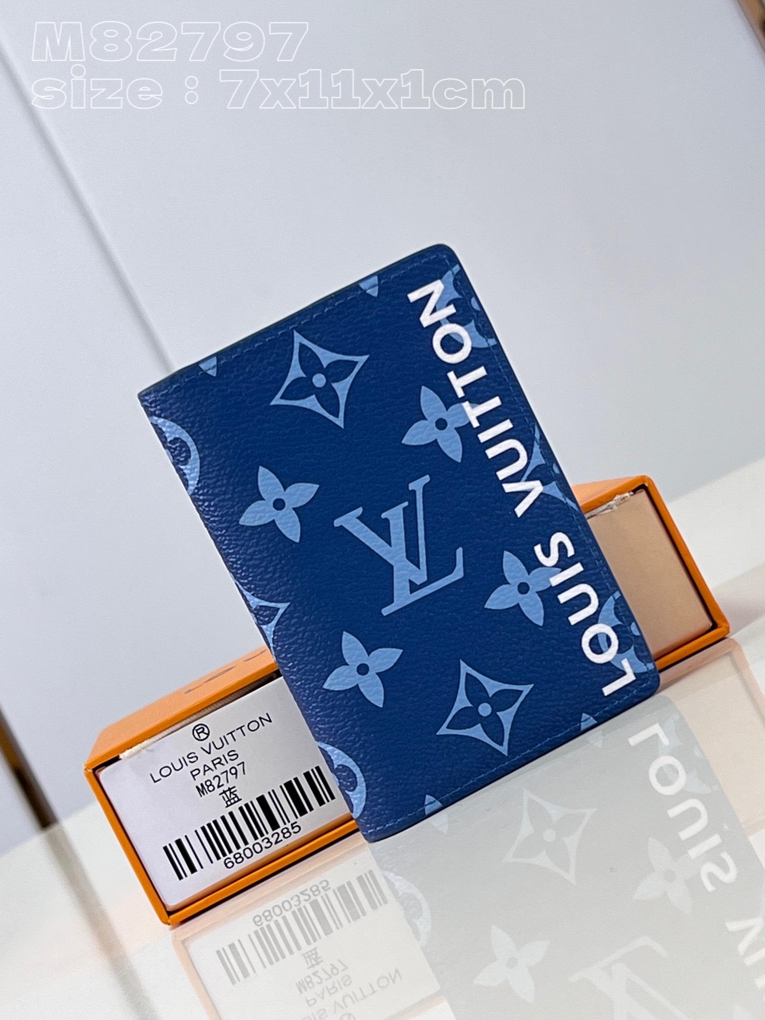 NO:400867,【Exclusive real photo M82797 blue】M82796 This pocket wallet is spliced ​​with Monogram coated canvas and contrasting inner layer to release the trendy style. Vertical Louis Vuitton logo mark one side, card mezzanine, inner bag and outer patch pocket show functional considerations in the exquisite configuration. 7.5 x 11.1 x 1 cm (length x height x width) C.200,LV [original leather],louis vuitton,louis vuitton19860909【独家实拍 M82797蓝】M82796 本款口袋钱夹拼接 Monogram 涂层帆布与撞色内层,释放潮流格调.竖体路易威登标识标注一侧,卡片夹层、内袋与外贴袋于玲珑构型中彰显功能考量.7.5 x 11.1 x 1厘米 (长度 x 高 x 宽) C.200,LV【原厂皮】,louis vuitton,louis vuitton,Bag