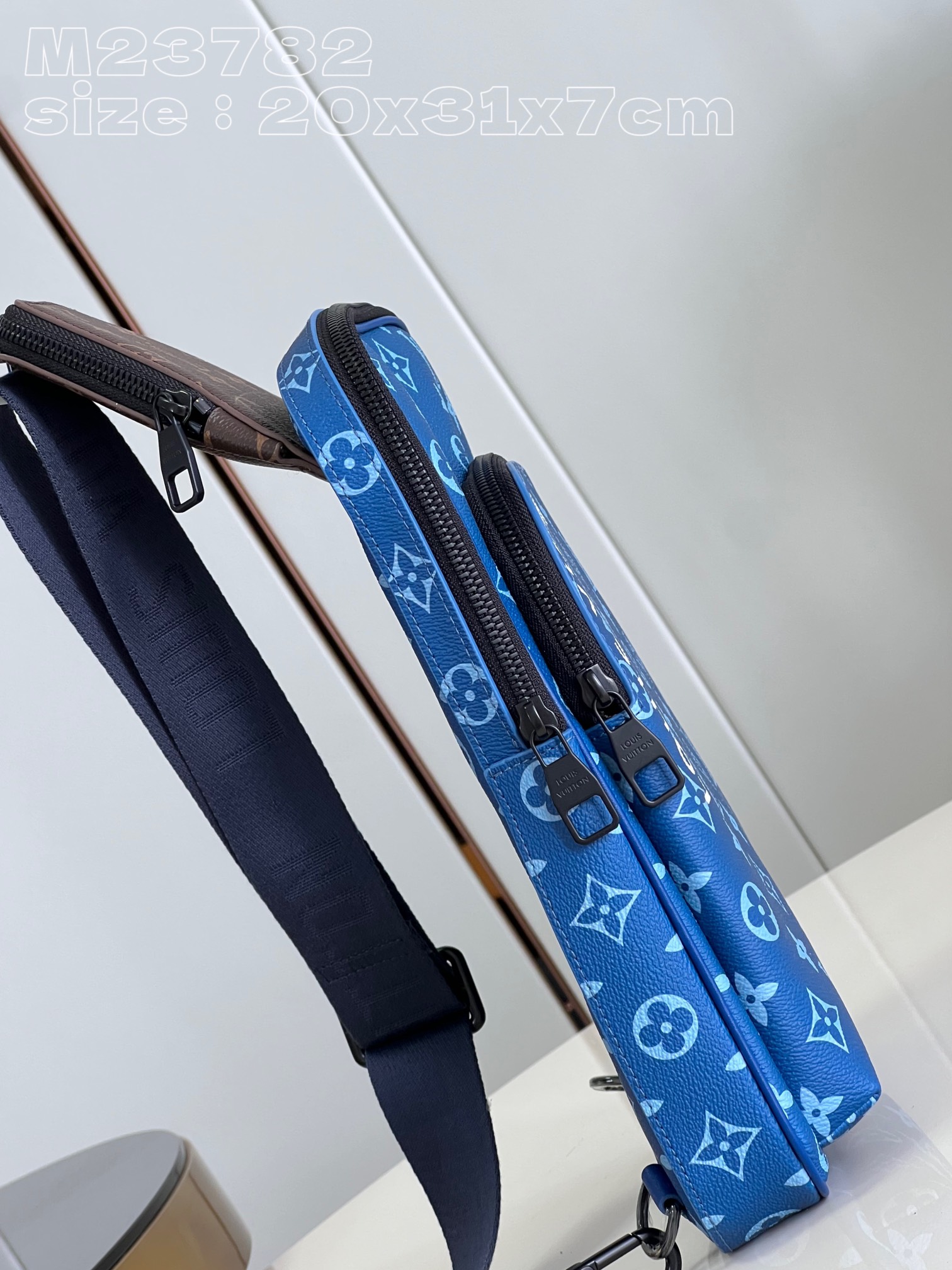 顶级原单M23782蓝本款Avenue单肩包采用帆布肩带和内衬为经典设计注入可持续理念MonogramM