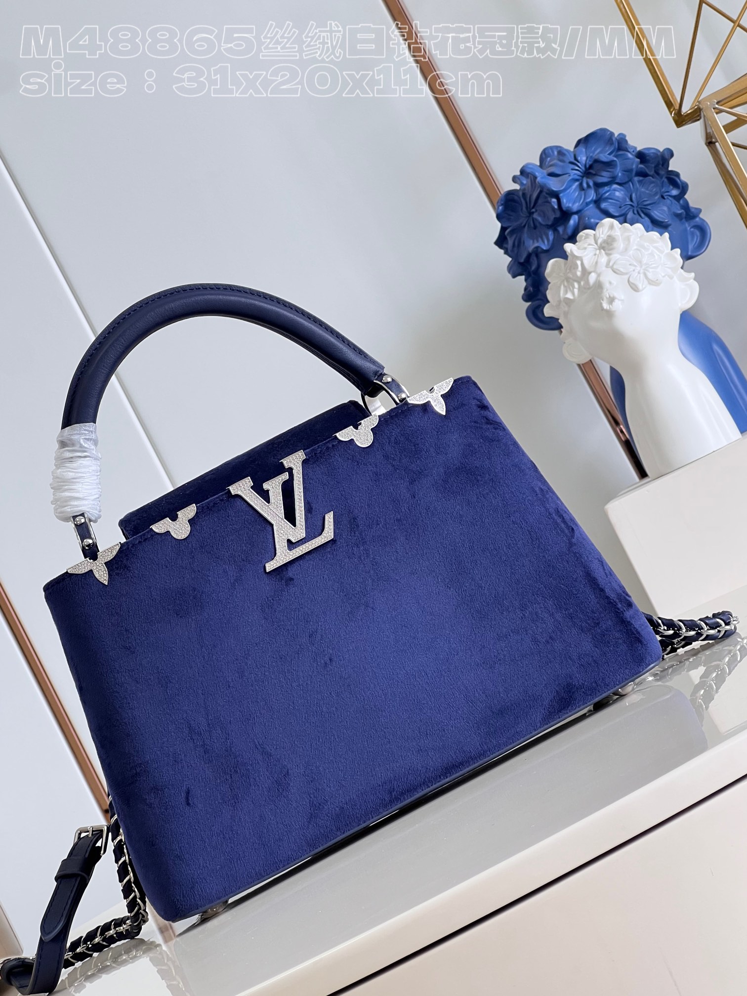 NO:400893,【Exclusive real photo M48865 velvet white diamond crown model / medium size】 This Capucines Flower Crown MM handbag looks up at the starry night sky, decorating Monogram flowers for deep velvet fabric. Each flower is inlaid with imitation crystal to release the attention. It comes with a braided chain shoulder strap, and the shoulder crossbody is switched at will. It can add highlights and bright colors to the gorgeous evening wear style. Size31.5x20x11cm N.1550, LV [original leather], louis vuitton19860909【独家实拍 M48865丝绒白钻花冠款/中号】本款 Capucines Flower Crown MM手袋仰望繁星夜空,为深沉丝绒面料装点 Monogram 花卉.每一朵皆镶嵌仿水晶,释放瞩目光芒.随附编织链条肩带,肩背斜挎随心切换.可为华美晚装造型增添瞩目亮色.size31.5x20x11cm N.1550,LV【原厂皮】,louis vuitton,Bag