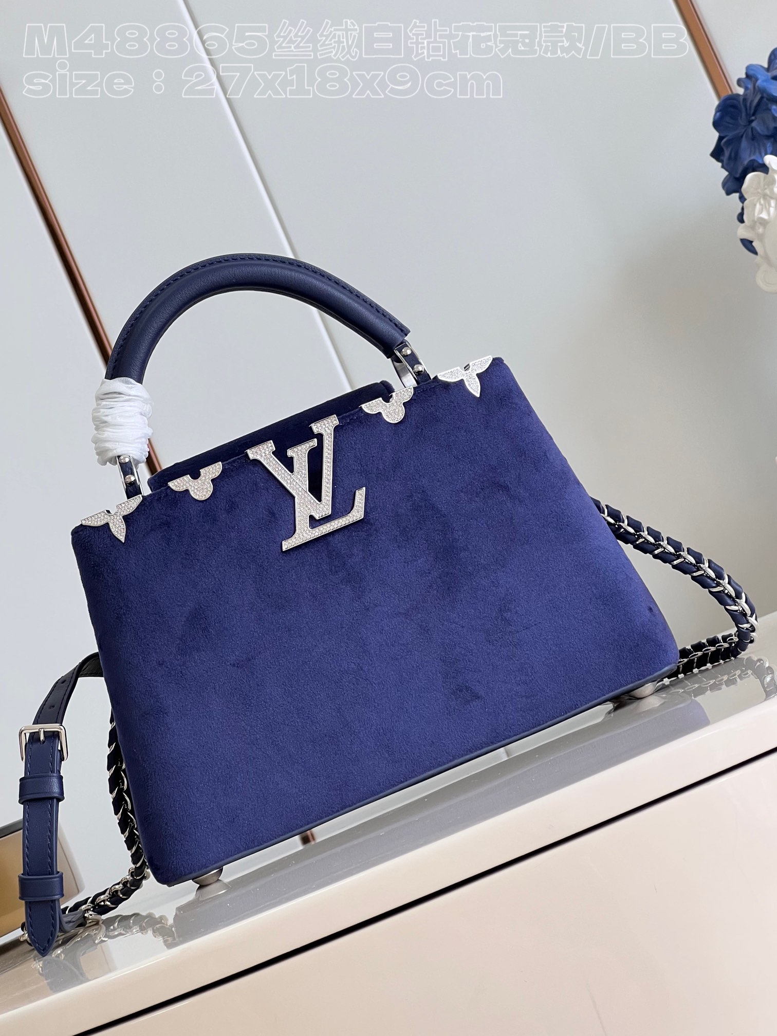 NO:400896,【Exclusive real photo M48865 velvet white diamond crown model/small】This Capucines Flower Crown BB handbag looks up at the starry night sky, decorating Monogram flowers for deep velvet fabric. Each flower is inlaid with imitation crystal to release the attention. It comes with a braided chain shoulder strap, and the shoulder crossbody is switched at will. It can add highlights and bright colors to the gorgeous evening wear style. Size27x18x9cm N.1450, LV [original leather], louis vuitton19860909【独家实拍 M48865丝绒白钻花冠款/小号】本款 Capucines Flower Crown BB手袋仰望繁星夜空,为深沉丝绒面料装点 Monogram 花卉.每一朵皆镶嵌仿水晶,释放瞩目光芒.随附编织链条肩带,肩背斜挎随心切换.可为华美晚装造型增添瞩目亮色.size27x18x9cm N.1450,LV【原厂皮】,louis vuitton,Bag