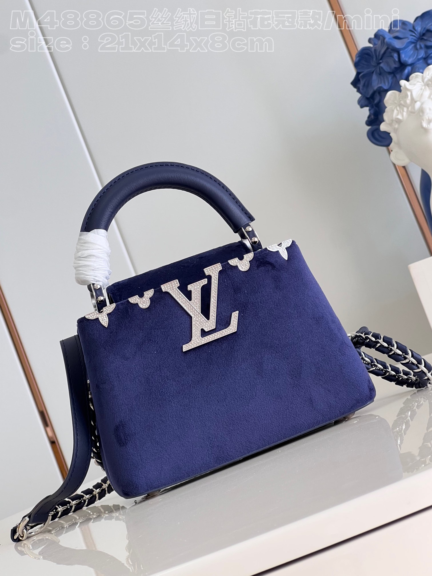 NO:400899,【Exclusive real photo M48865 velvet white diamond crown model/mini】 This Capucines Flower Crown BB handbag looks up at the starry night sky, decorating Monogram flowers for deep velvet fabric. Each flower is inlaid with imitation crystal to release the attention. It comes with a braided chain shoulder strap, and the shoulder crossbody is switched at will. It can add highlights and bright colors to the gorgeous evening wear style. Size21x14x8cm N.1350, LV [original leather], louis vuitton19860909【独家实拍 M48865丝绒白钻花冠款/迷你】本款 Capucines Flower Crown BB手袋仰望繁星夜空,为深沉丝绒面料装点 Monogram 花卉.每一朵皆镶嵌仿水晶,释放瞩目光芒.随附编织链条肩带,肩背斜挎随心切换.可为华美晚装造型增添瞩目亮色.size21x14x8cm N.1350,LV【原厂皮】,louis vuitton,Bag