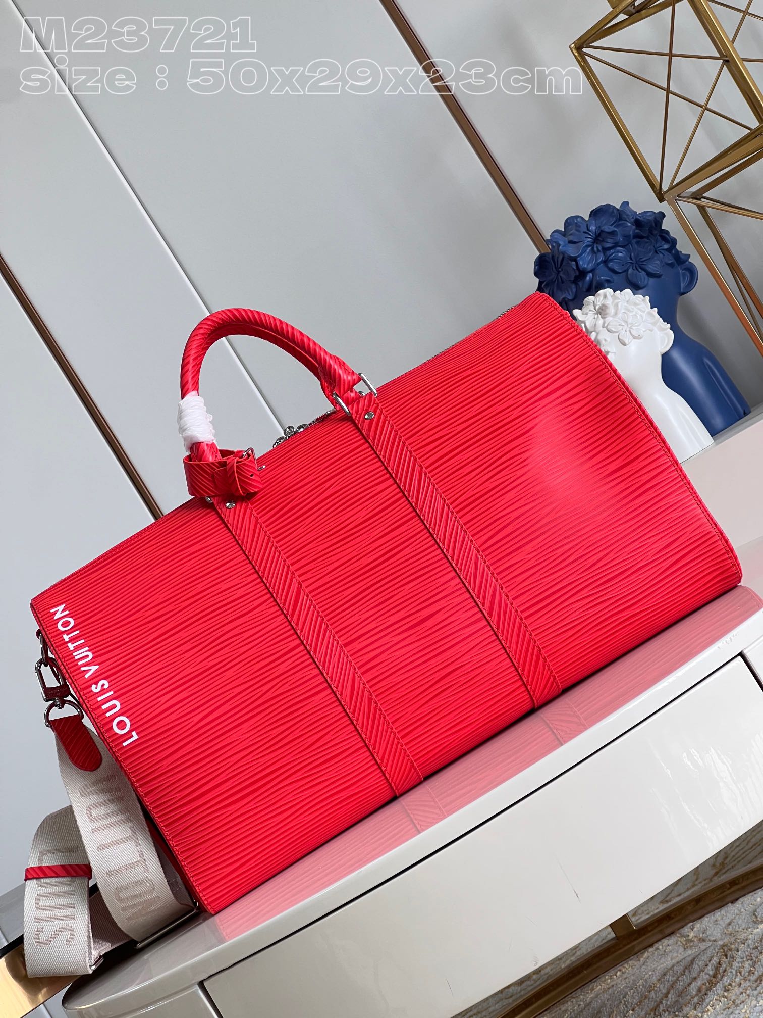 NO:400882,【Exclusive real shot M23721 red】This Keepall Bandoulière 50 travel bag is soaked in bright colors, and the large embossed texture of Epi XL grain leather impacts the vision, and creates a prominent configuration with the Louis Vuitton logo on the top. 50 x 29 x 23 cm (length x height x width) Z.1500【Warm reminder This model is too big and does not match the packaging】,LV【original leather】,louis vuitton,louis vuitton19860909【独家实拍 M23721 红】本款 Keepall Bandoulière 50 旅行袋浸染鲜明色调,以 Epi XL 粒面皮革的大号压纹肌理冲击视觉,与顶部路易威登标识共筑瞩目构型.50 x 29 x 23厘米(长度 x 高 x 宽) Z.1500【温馨提示 此款太大不配包装】,LV【原厂皮】,louis vuitton,louis vuitton,Bag
