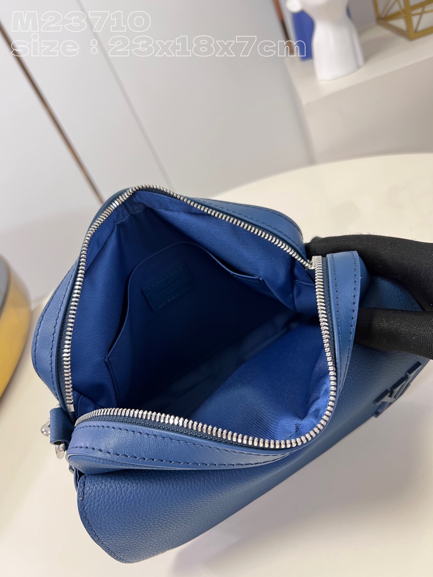 顶级原单M23710深蓝本款Fastline邮差包选用牛皮革烘托莹亮金属件以金属LV字母与翻盖斜切角点明