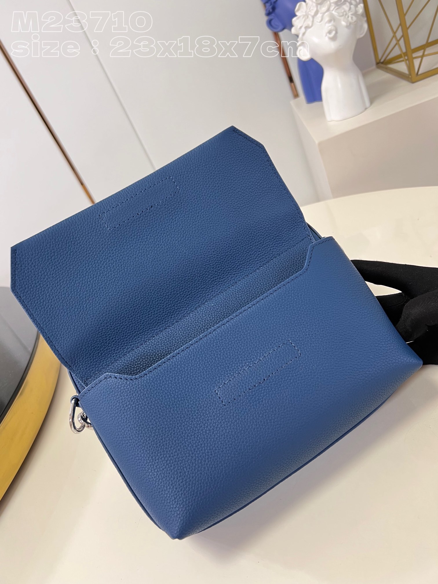 顶级原单M23710深蓝本款Fastline邮差包选用牛皮革烘托莹亮金属件以金属LV字母与翻盖斜切角点明