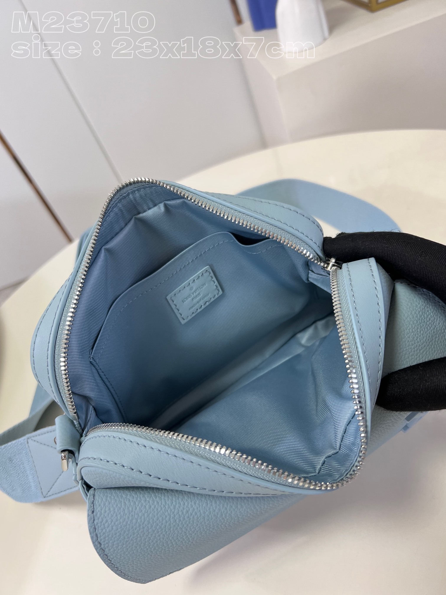 顶级原单M23710冰川蓝本款Fastline邮差包选用牛皮革烘托莹亮金属件以金属LV字母与翻盖斜切角点