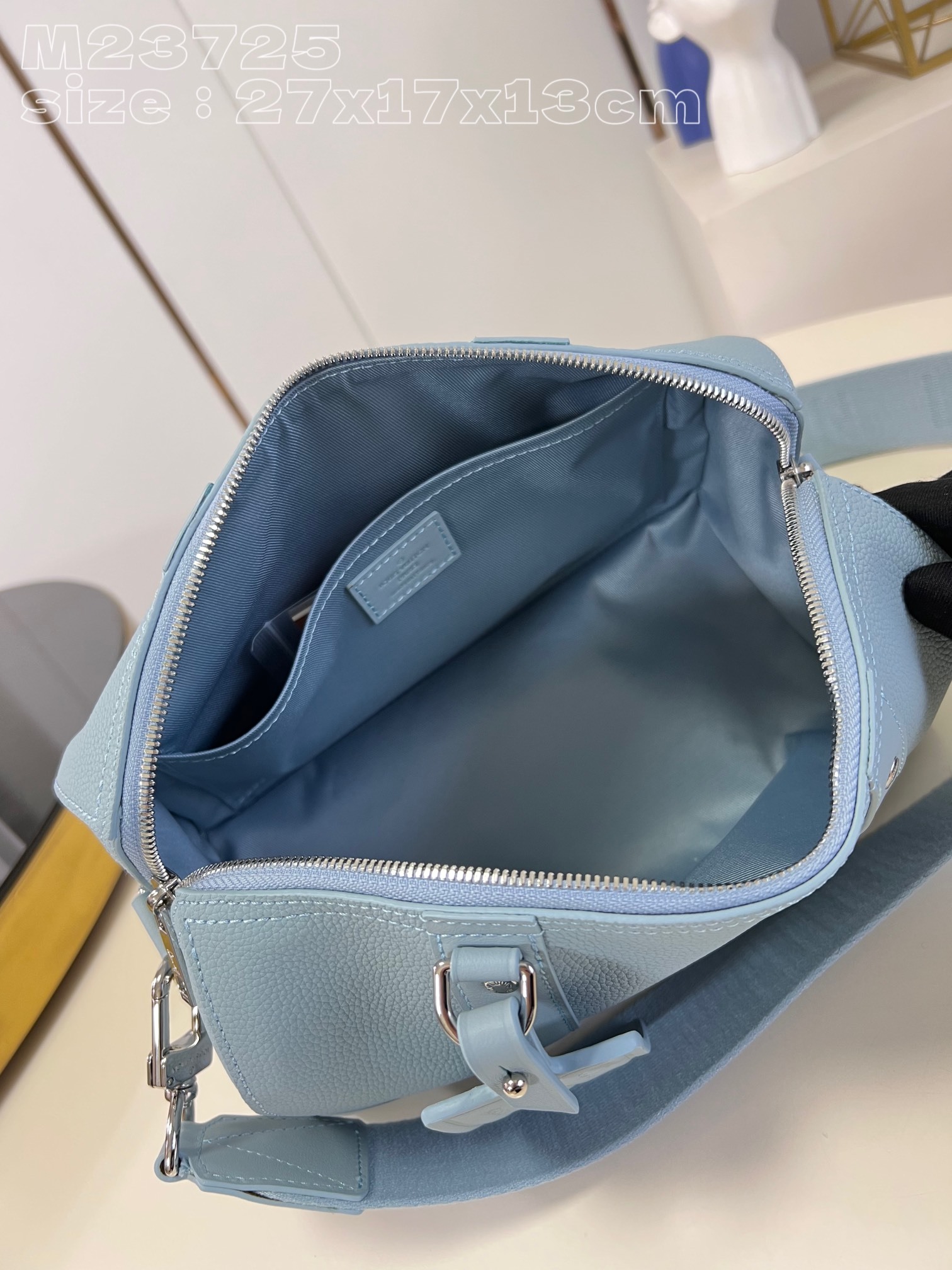 顶级原单M23725冰川蓝本款CityKeepall手袋出自LVAerogram系列玲珑构型点缀金属LV
