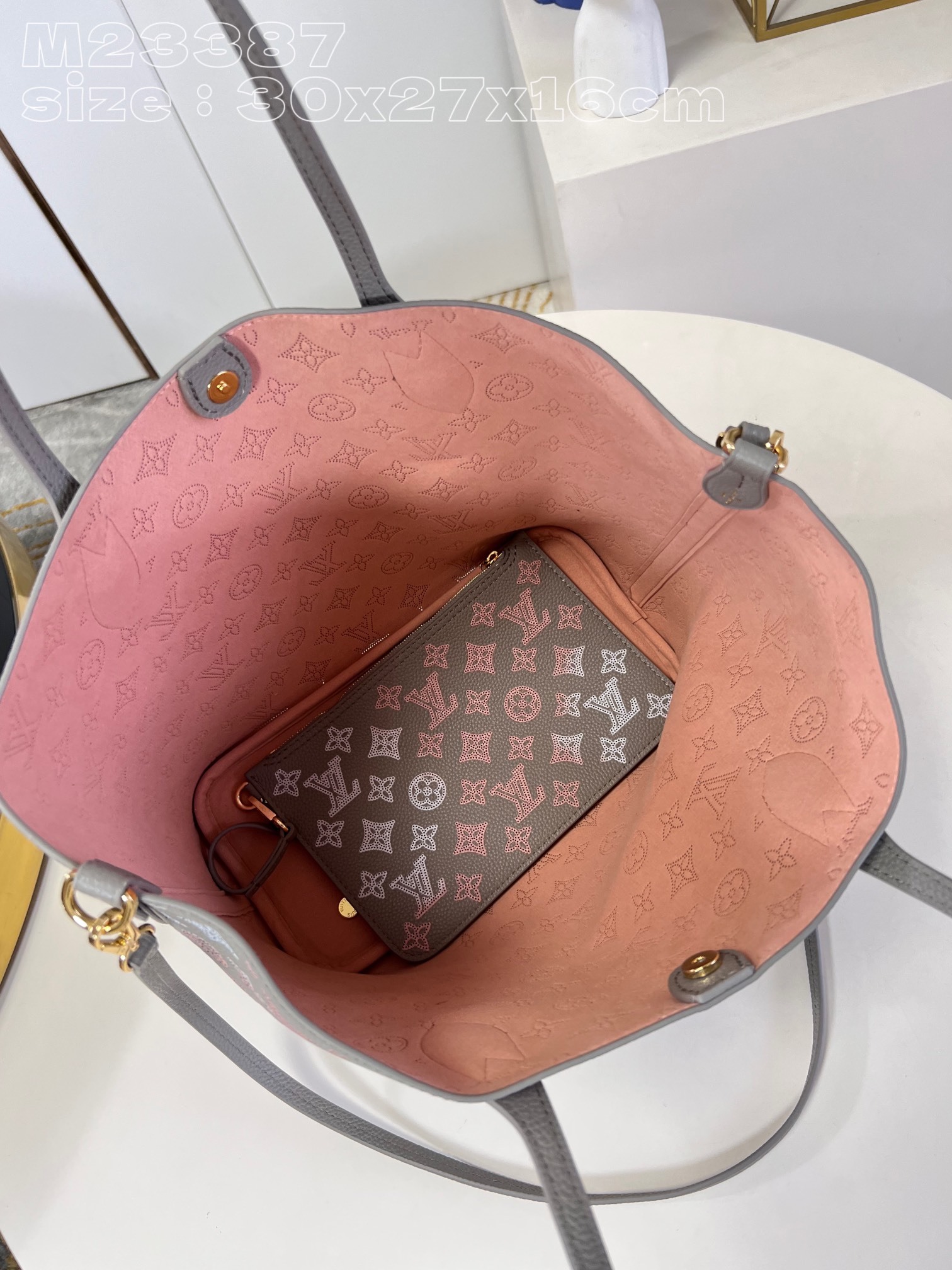 顶级原单M23387灰丝印本款Blossom中号托特包取材轻盈镂花牛皮革将穿孔Monogram图案铺陈于